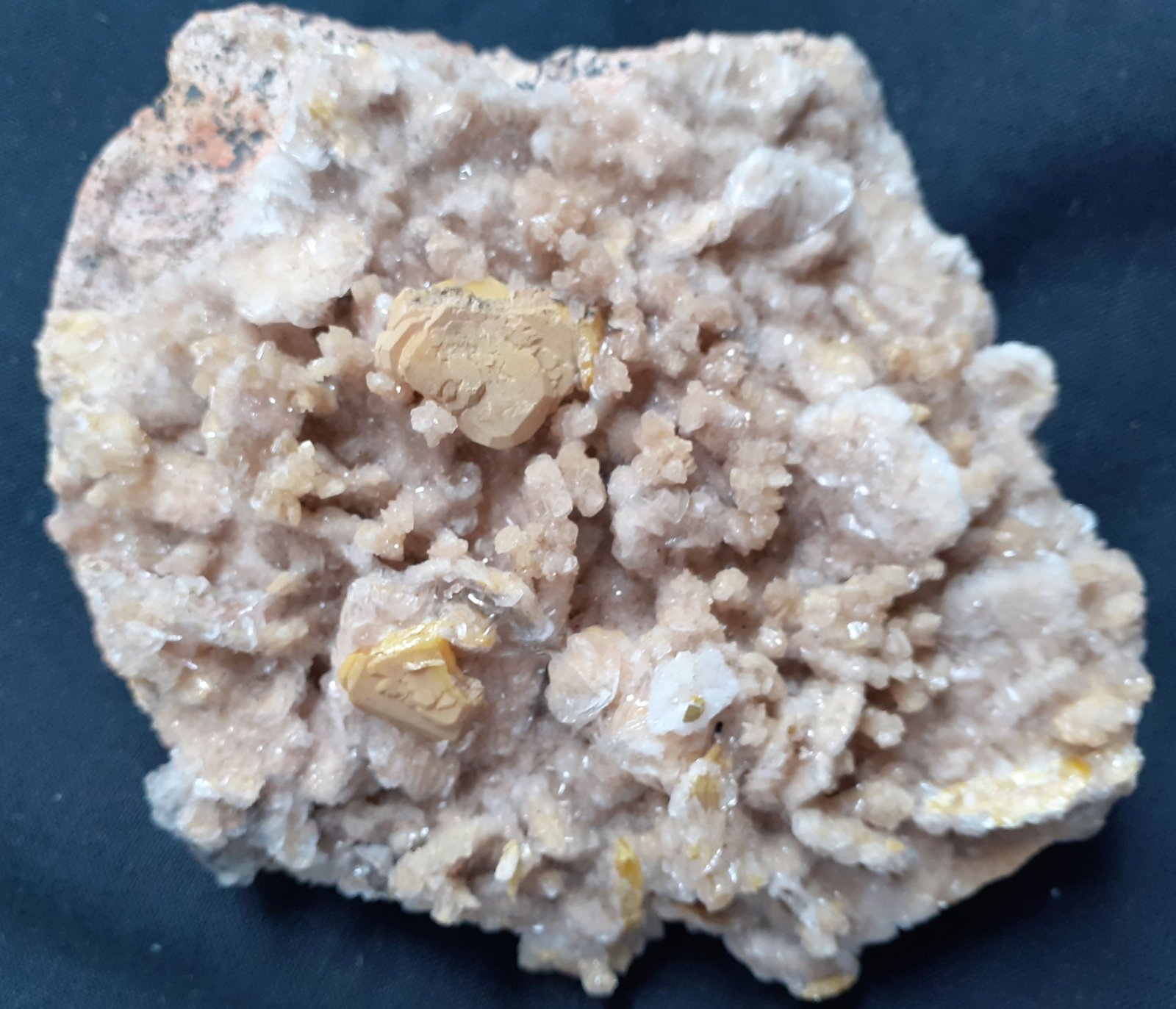 Wulfenite, Calcite
9 x 8 cm
(Autor: Volkmar Stingl)