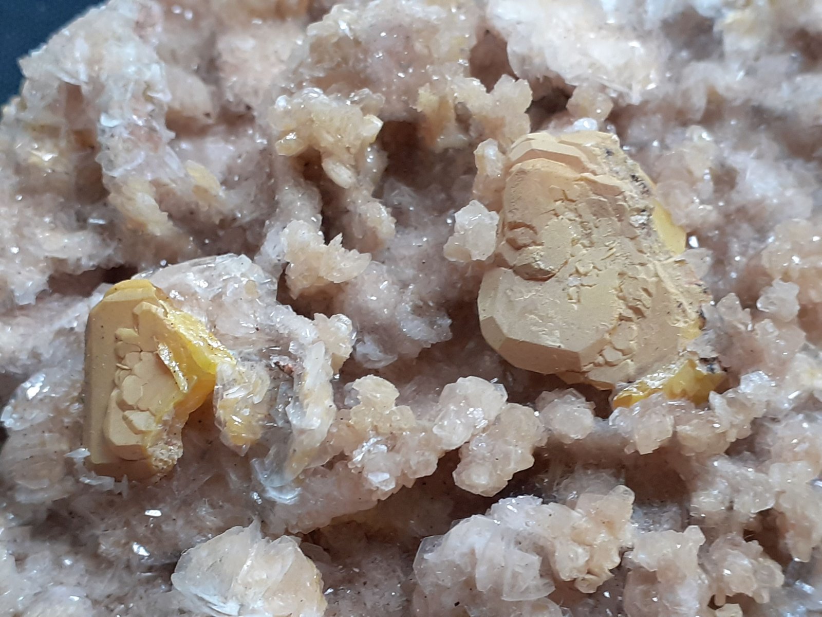 Wulfenite, Calcite
9 x 8 cm
(Autor: Volkmar Stingl)