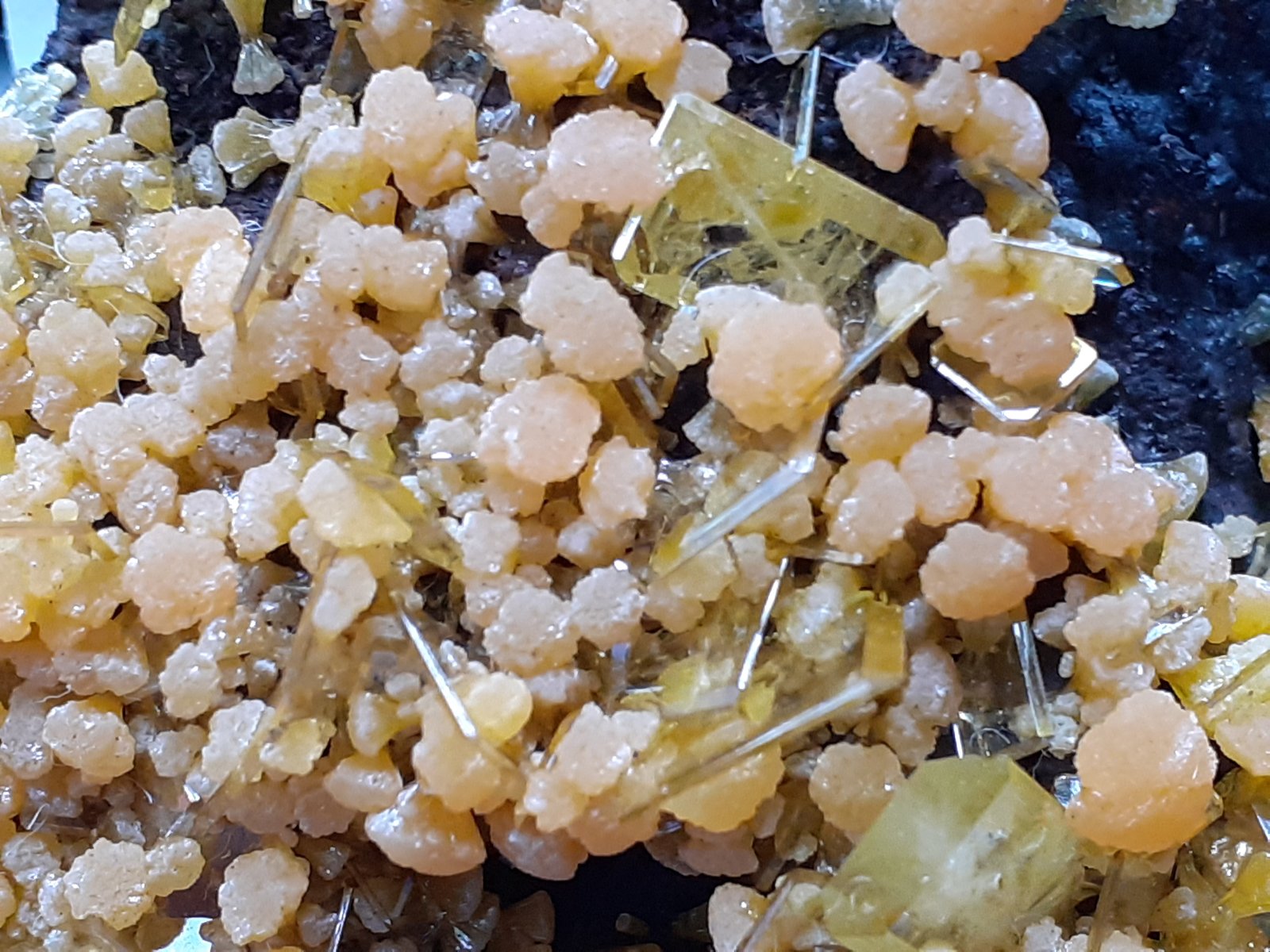 Wulfenite, Mimetite
4,5 x 4,5 cm
(Autor: Volkmar Stingl)