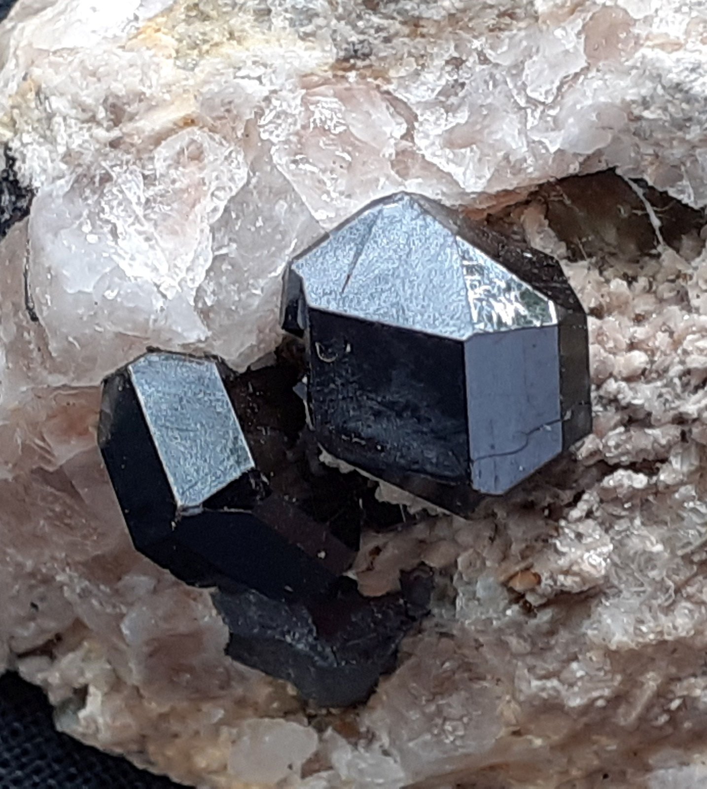 Rutile
3,5 x 3,5 cm
(Autor: Volkmar Stingl)
