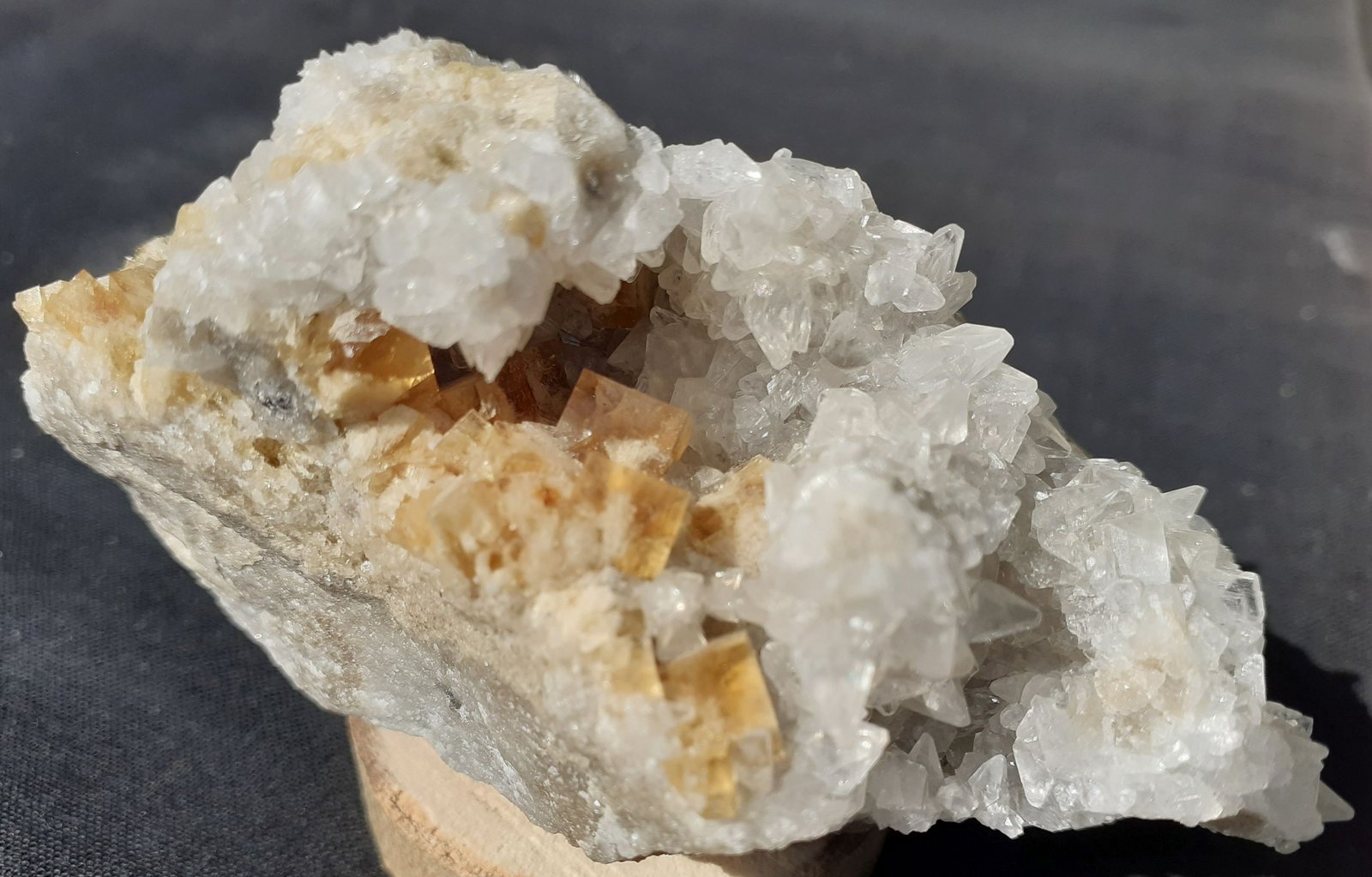 Fluorite, Calcite
8 x 4 cm
(Autor: Volkmar Stingl)