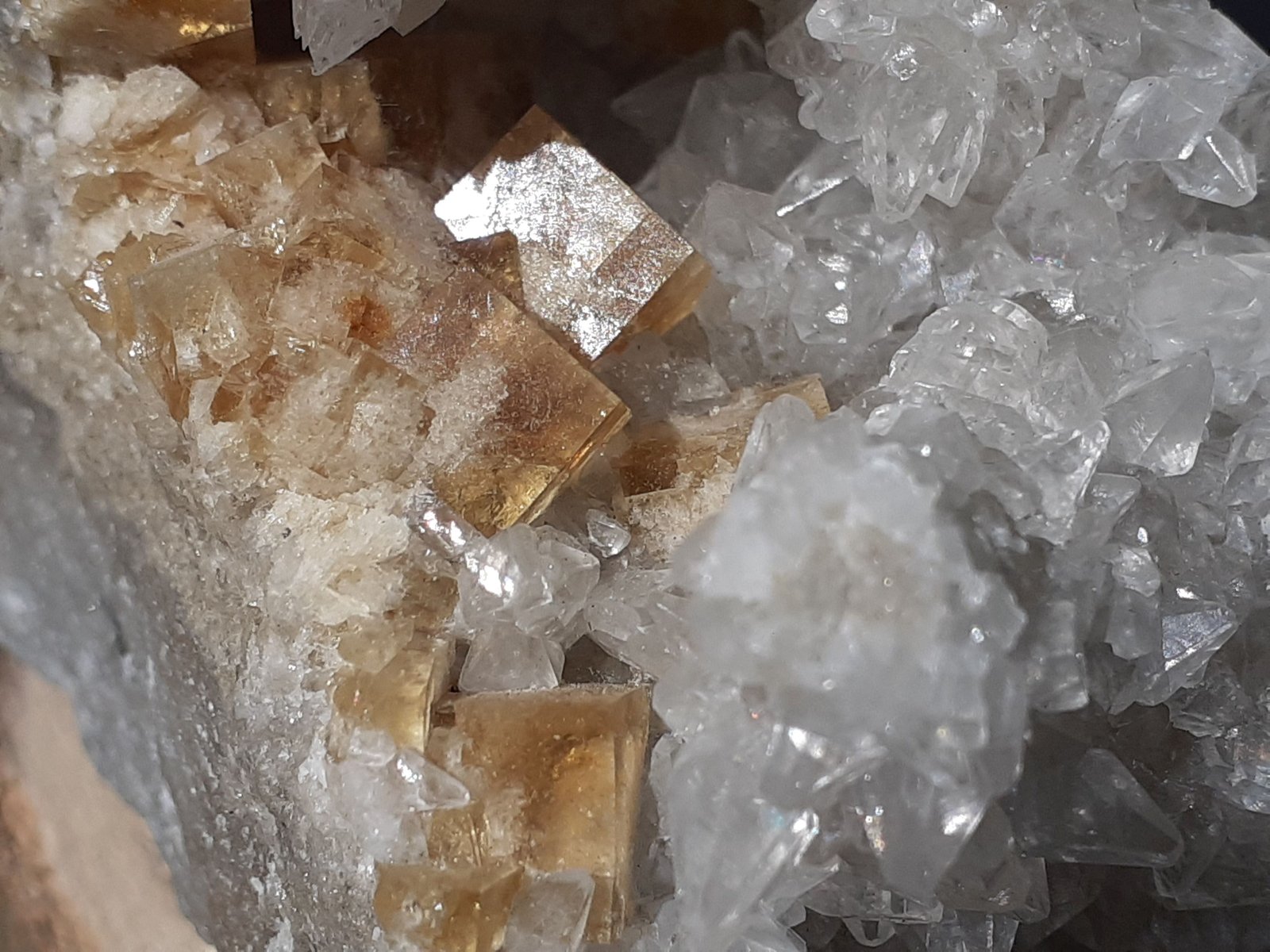 Fluorite, Calcite
8 x 4 cm
(Autor: Volkmar Stingl)