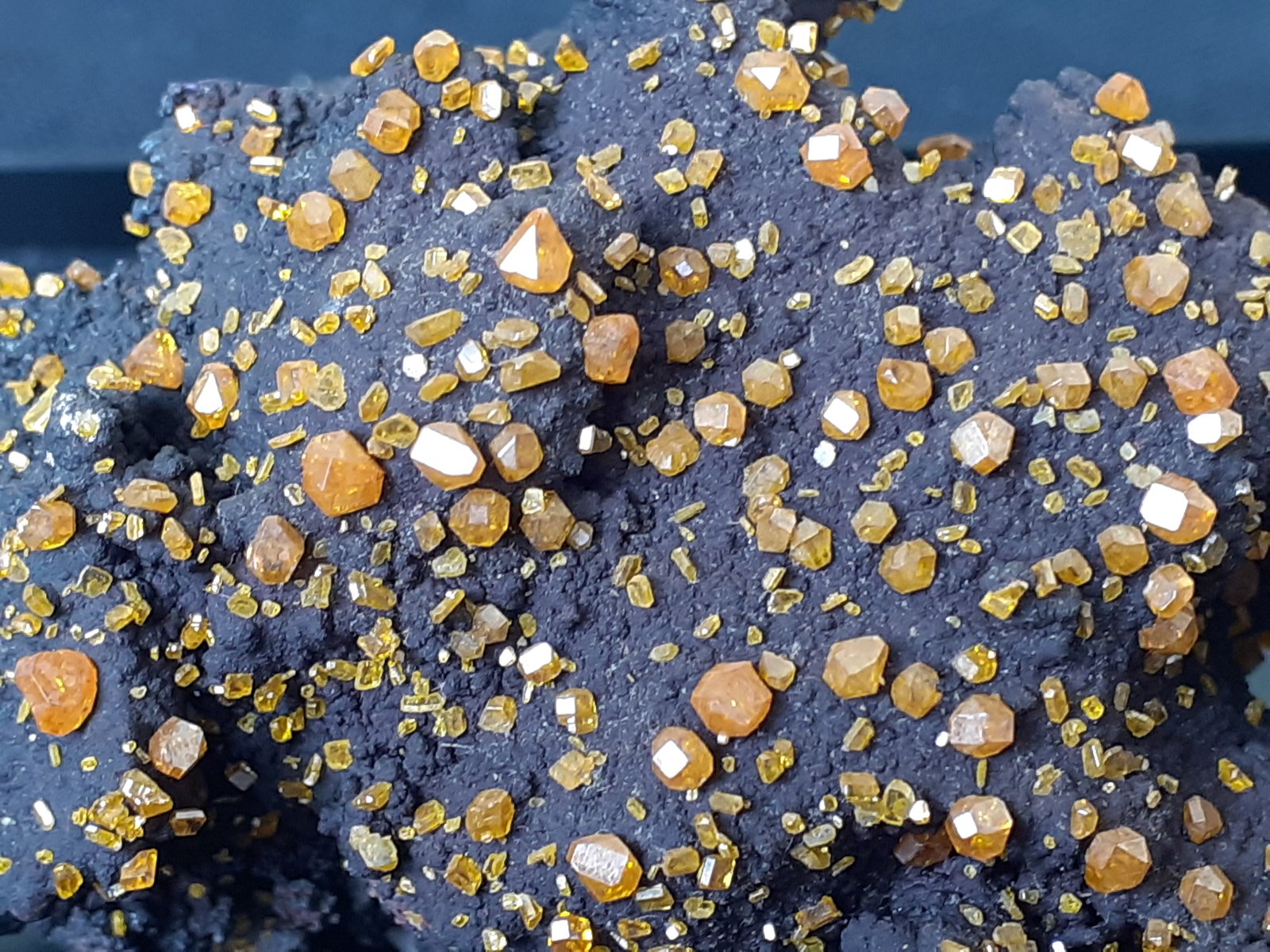 Wulfenite
6 x 4,5 cm (FoV 4 x 3 cm)
(Autor: Volkmar Stingl)
