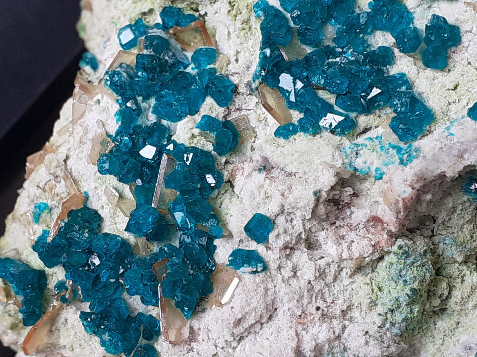 Wulfenite, Dioptase
6 x 4,5 cm
(Autor: Volkmar Stingl)