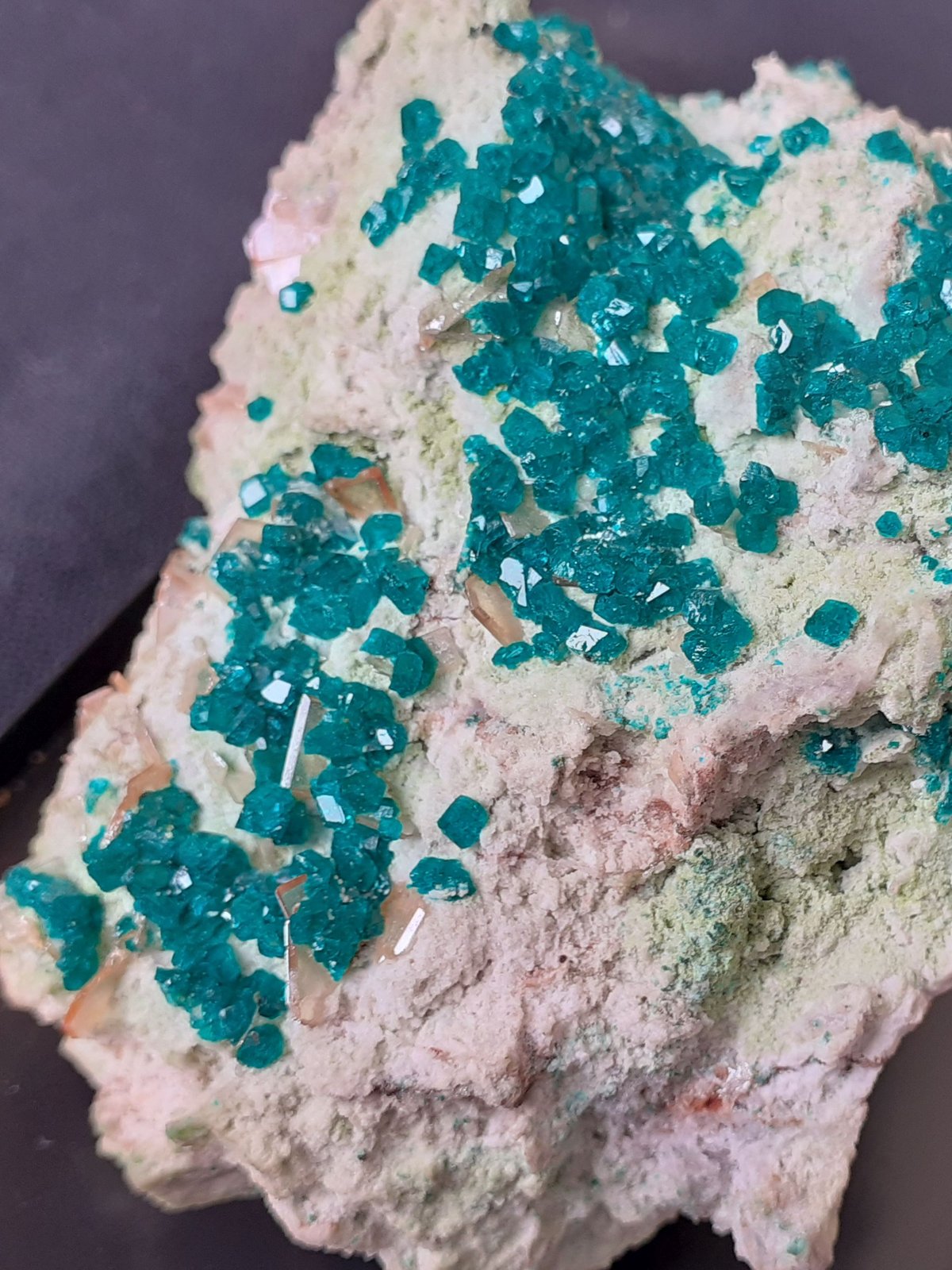 Wulfenite, Dioptase
6 x 4,5 cm
(Autor: Volkmar Stingl)