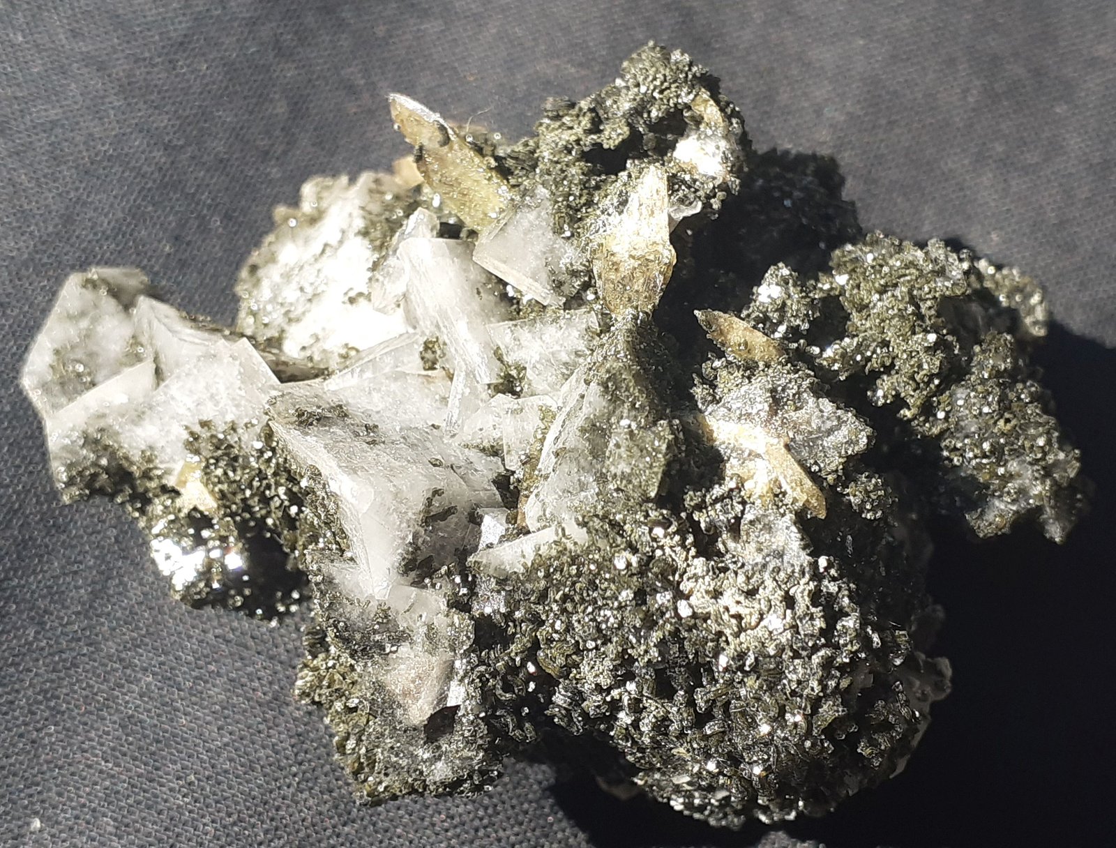 Titanite, Orthoclase (variety adularia), 'Chlorite'
6 x 4,5 cm
(Autor: Volkmar Stingl)