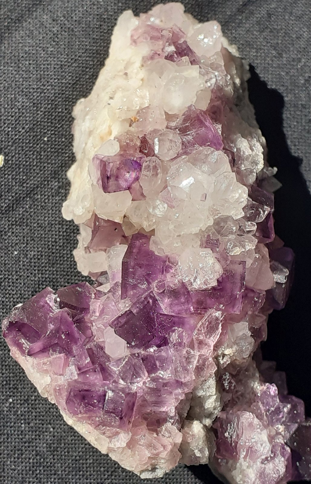 Fluorite, Quartz
6 x 3 cm
(Autor: Volkmar Stingl)