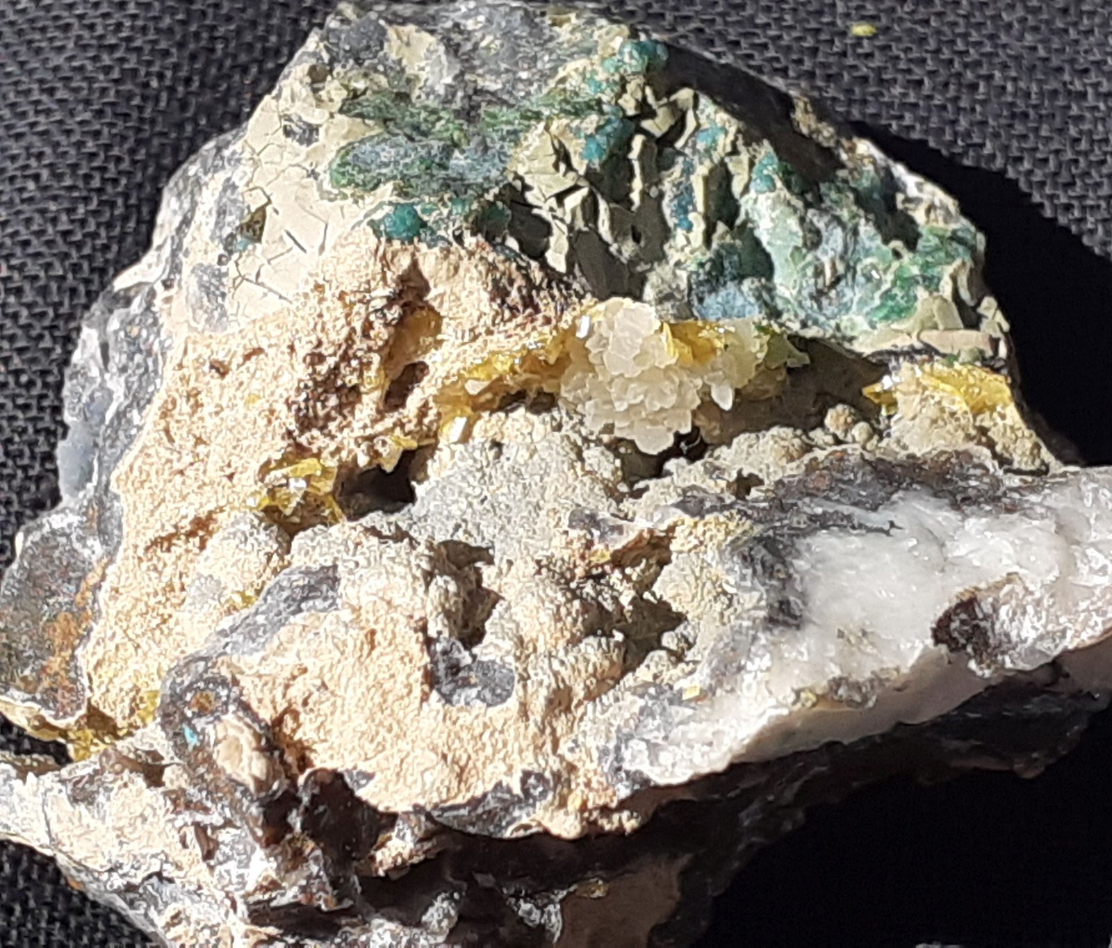 Wulfenite, Chrysocolla, Calcite
3 x 3 cm
(Autor: Volkmar Stingl)