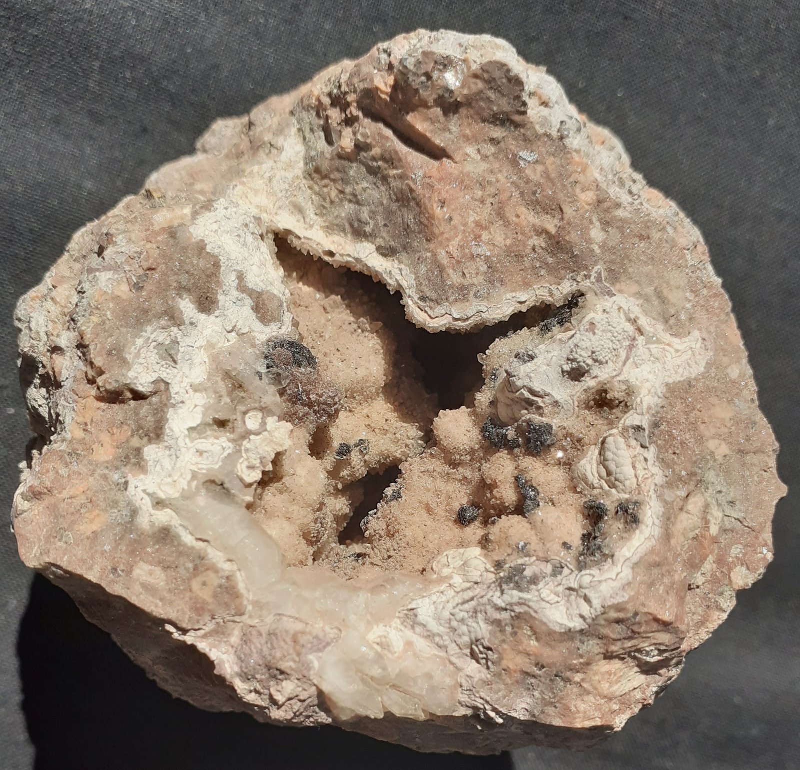Quartz, Hematite
6 x 6 cm
(Autor: Volkmar Stingl)