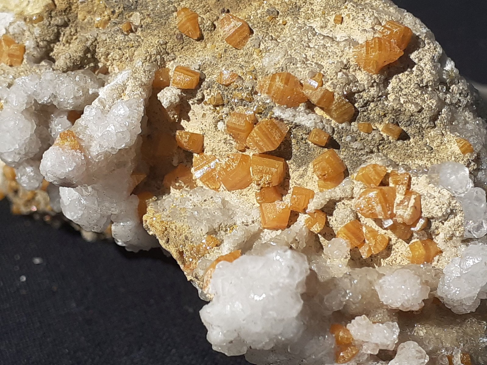 Wulfenite, Calcite
8,5 x 6,5 cm
(Autor: Volkmar Stingl)