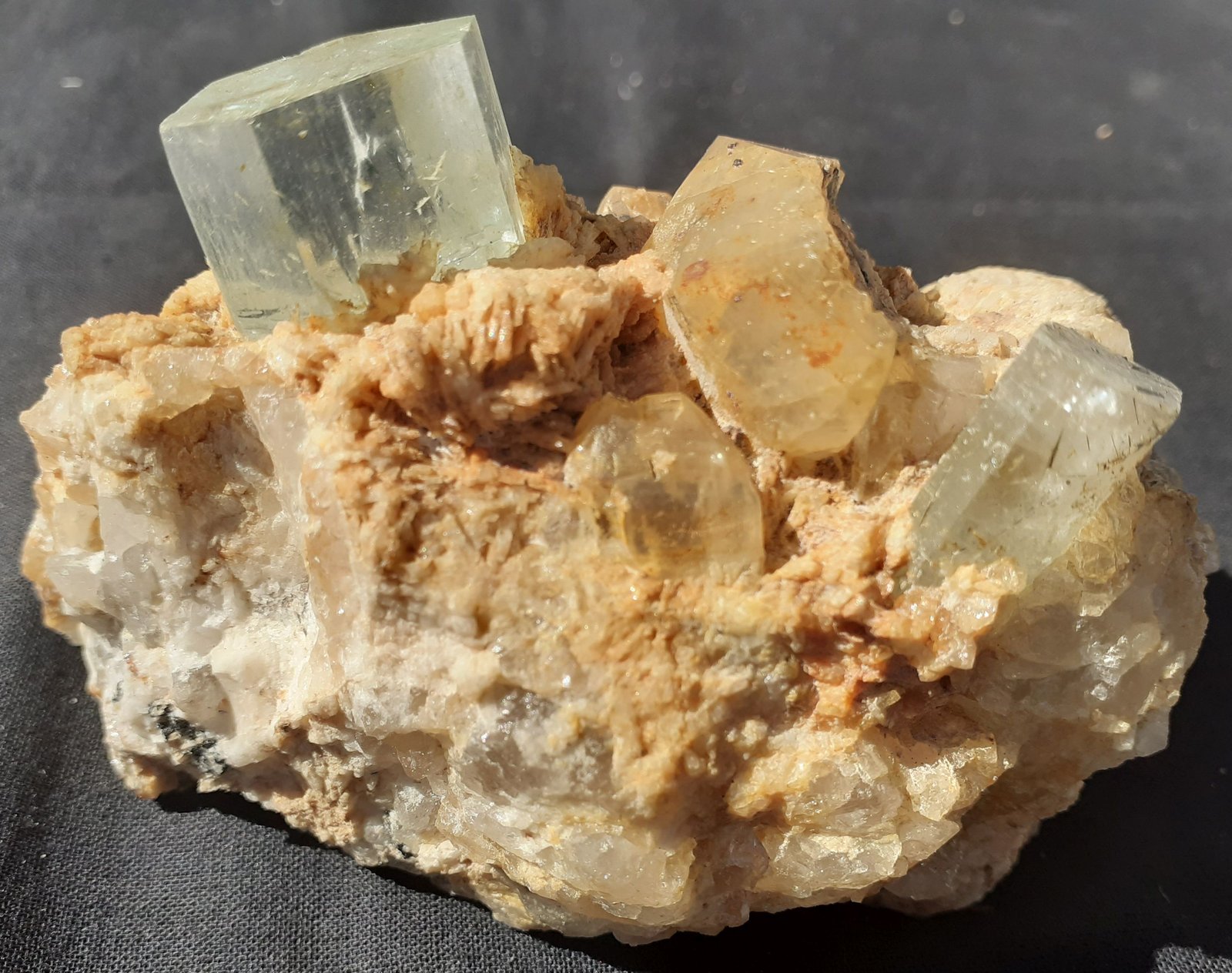 Beryl (variety aquamarine), 'Turmaline', Quartz
9 x 6 cm
(Autor: Volkmar Stingl)