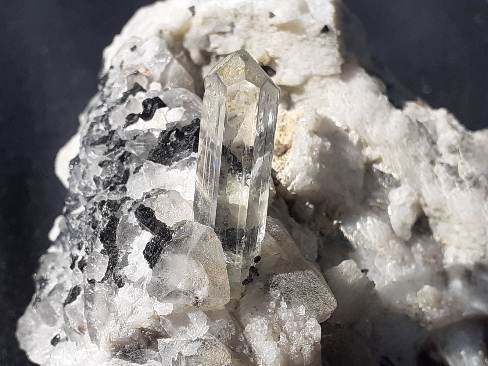 Beryl (variety aquamarine), 'Tourmaline', Quartz
6 x 6 cm
(Autor: Volkmar Stingl)