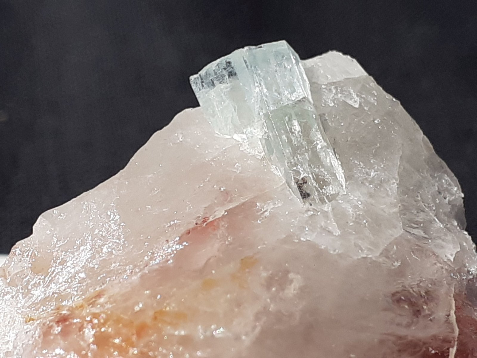 Beryl (variety aquamarine)
3 x 2,5 cm
(Autor: Volkmar Stingl)