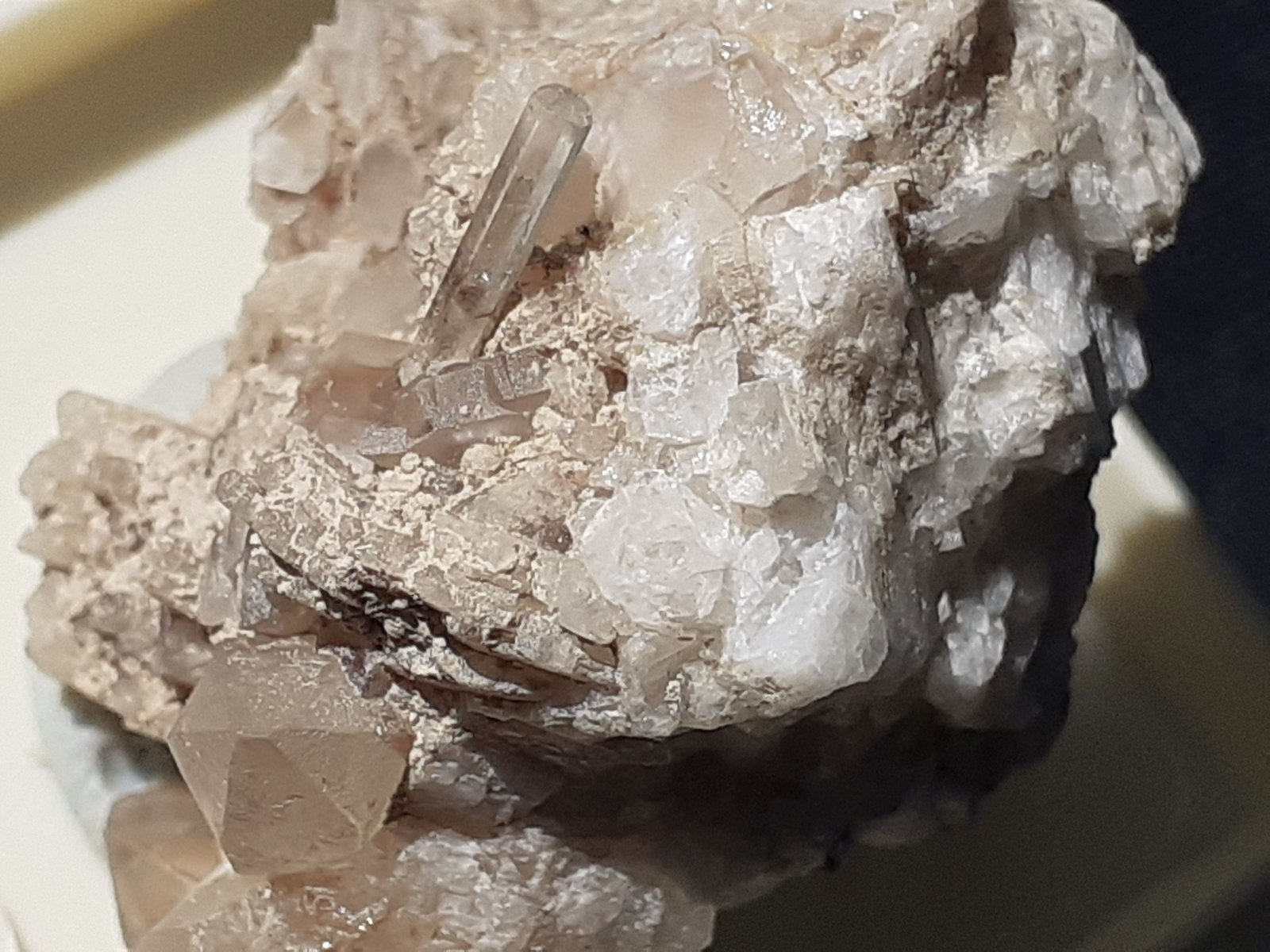 Beryl (variety aquamarine), Quartz
3 x 2 cm
(Autor: Volkmar Stingl)