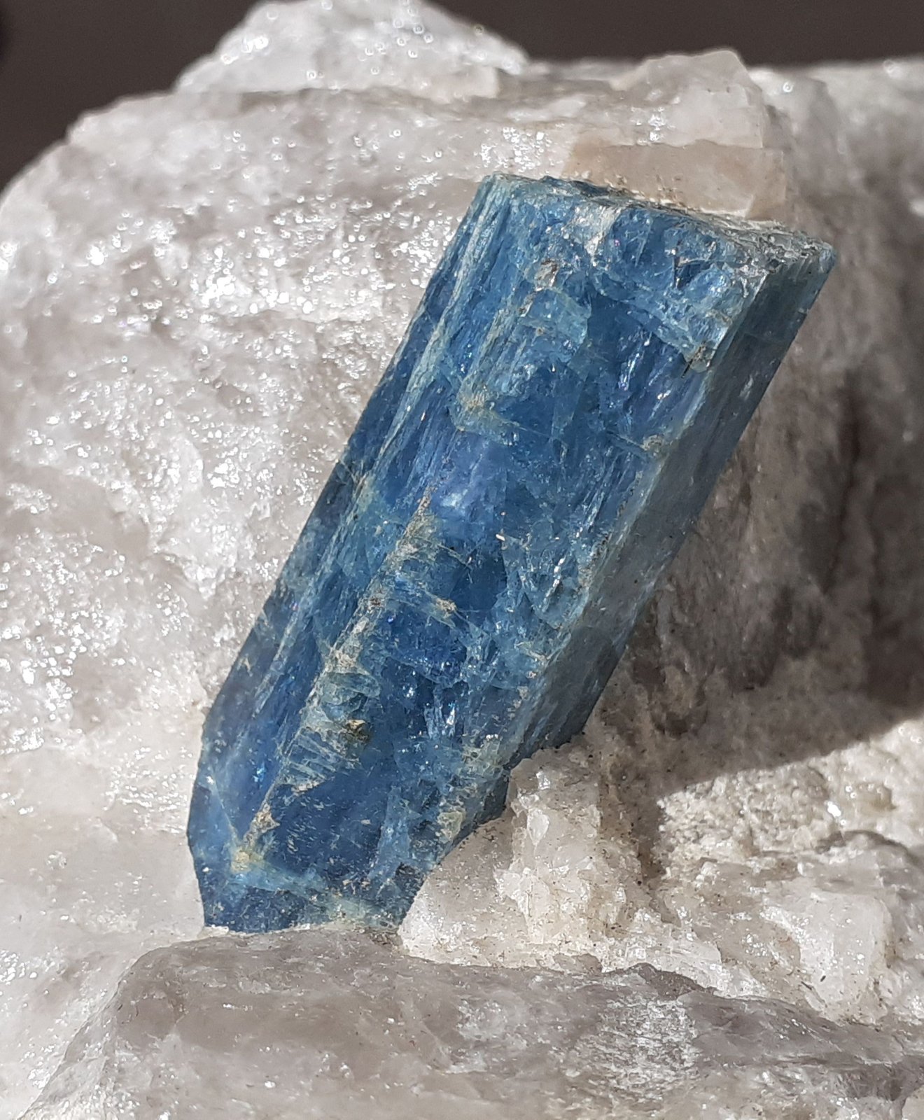 Beryl (variety Aquamarine)
4 cm long crystal
(Autor: Volkmar Stingl)