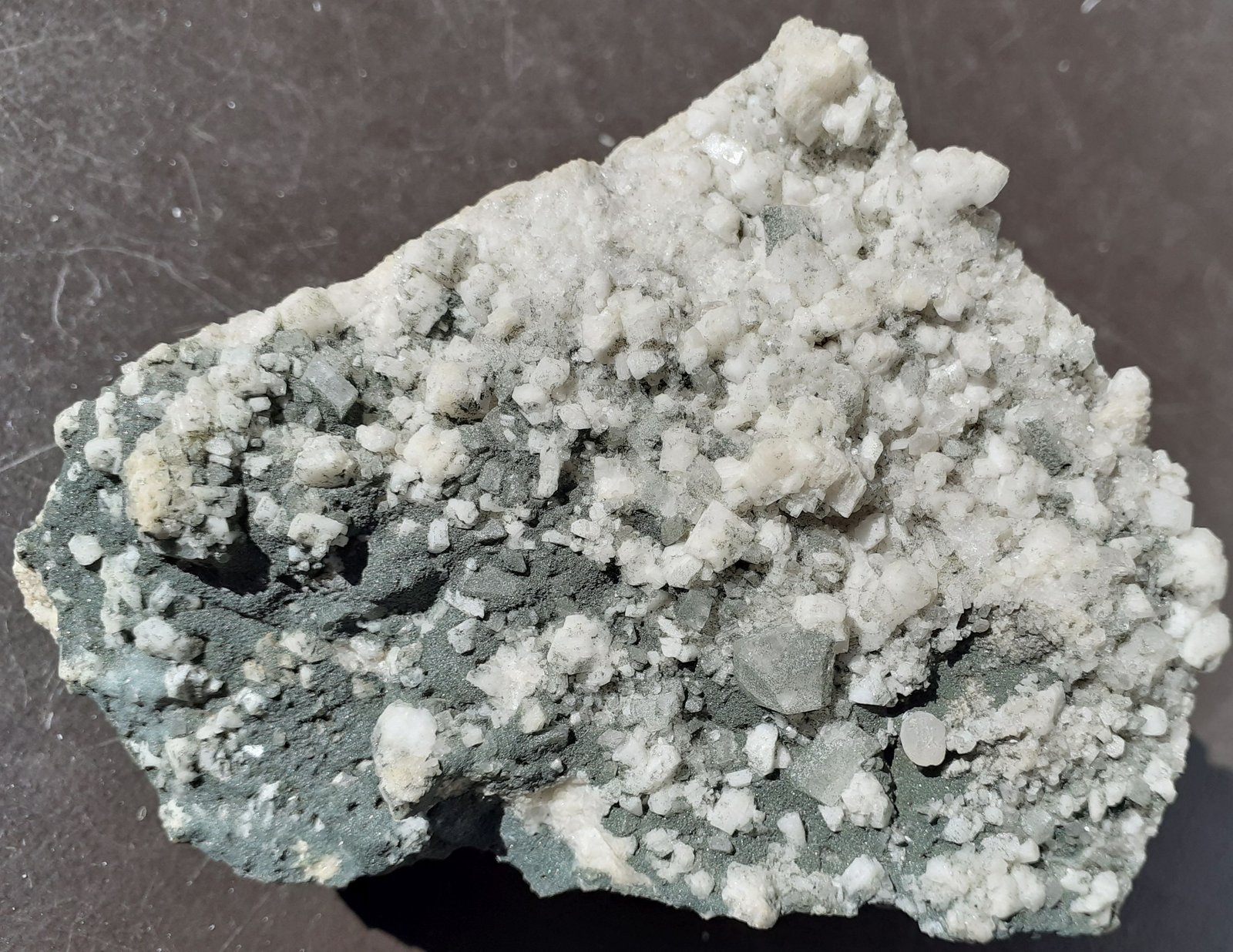 Orthoclase (variety adularia), Albite (variety pericline), 'Apatite'
10,5 x 7,5 cm
(Autor: Volkmar Stingl)
