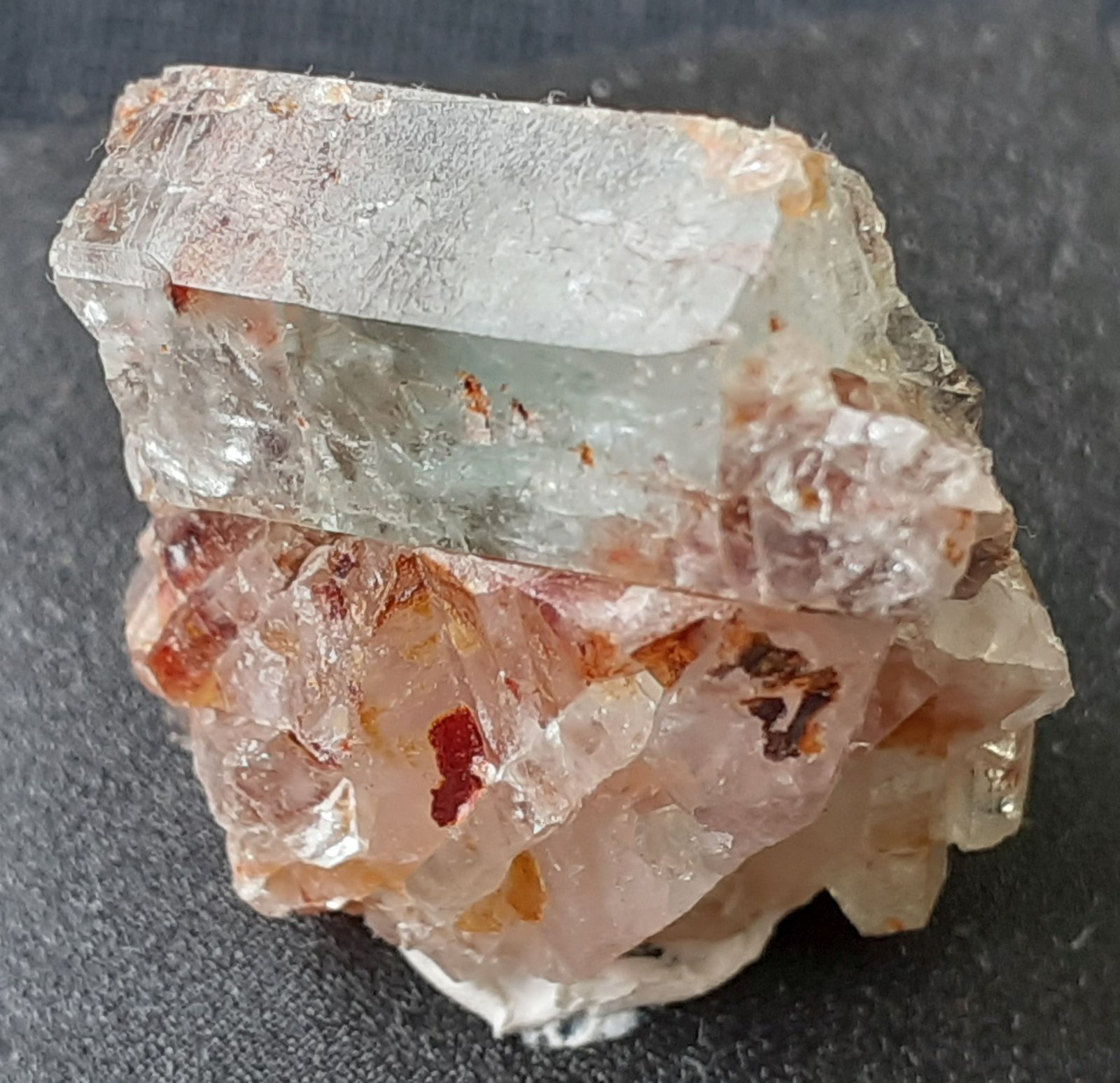 Beryl (variety aquamarine)
2 x 2 cm
(Autor: Volkmar Stingl)