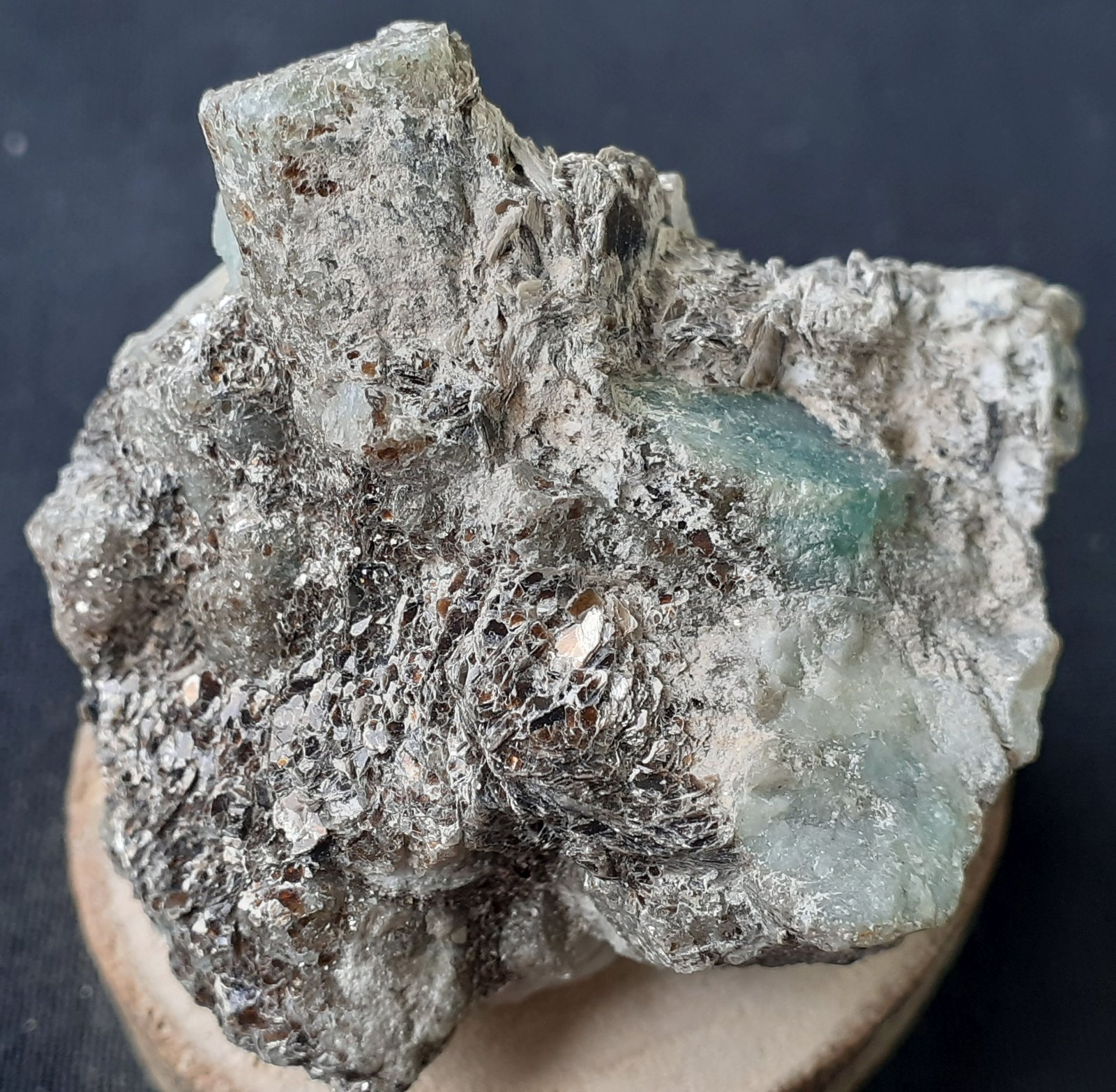 Beryl (variety emerald)
4 x 4 cm
(Autor: Volkmar Stingl)
