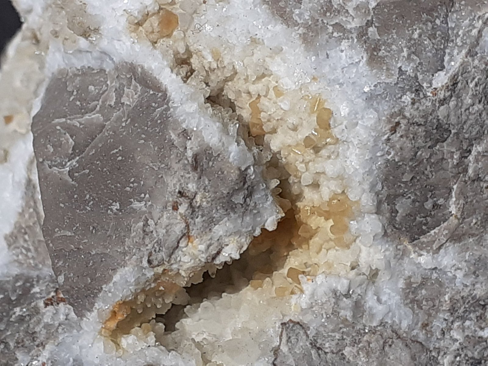 Wulfenite, Calcite
8 x 6 cm
(Autor: Volkmar Stingl)