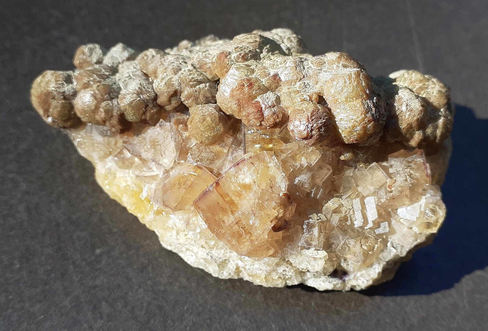 Fluorite, Siderite
5,5 x 3,5 cm
(Autor: Volkmar Stingl)