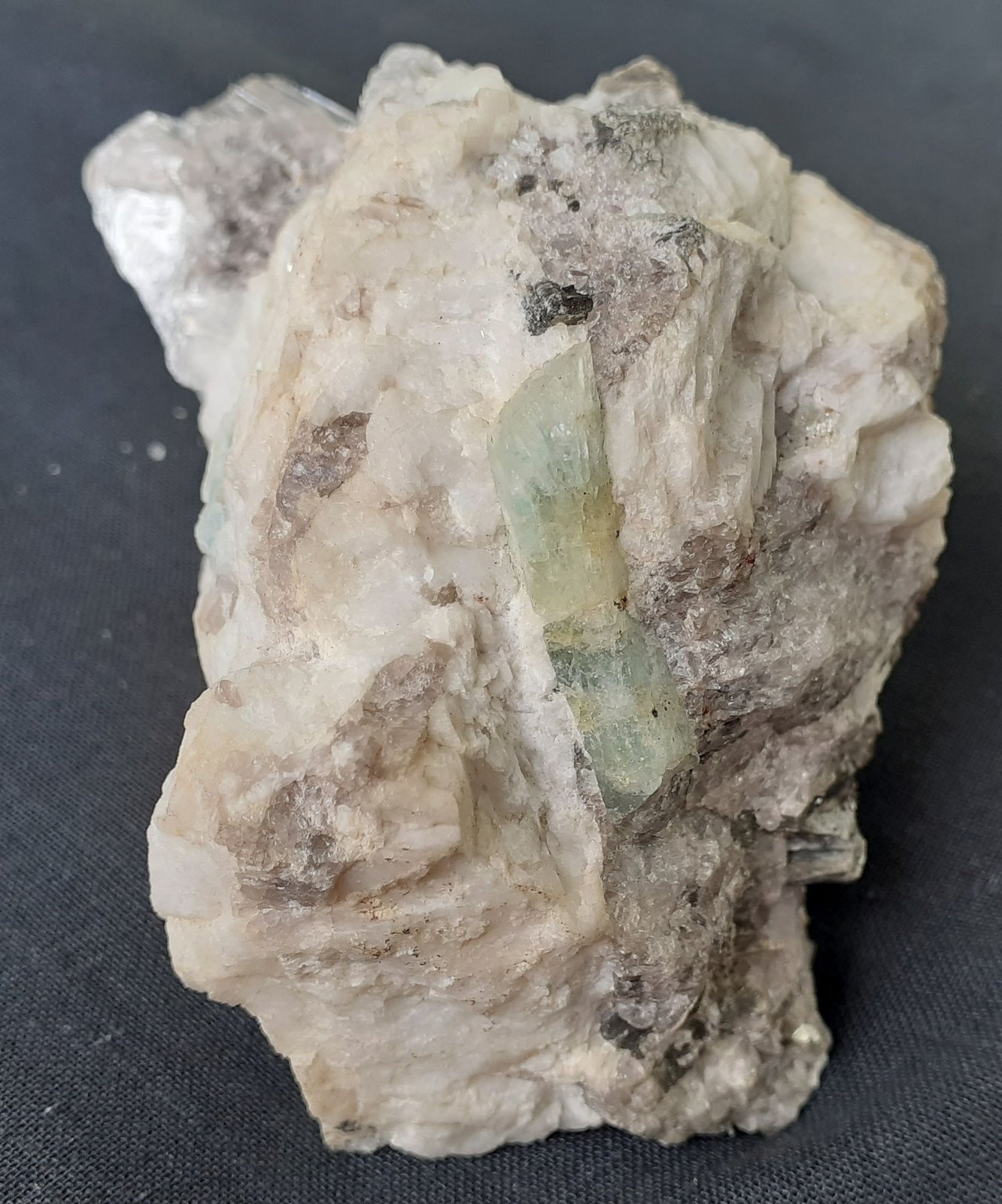 Beryl, Muscovite
8 x 4 cm
(Autor: Volkmar Stingl)