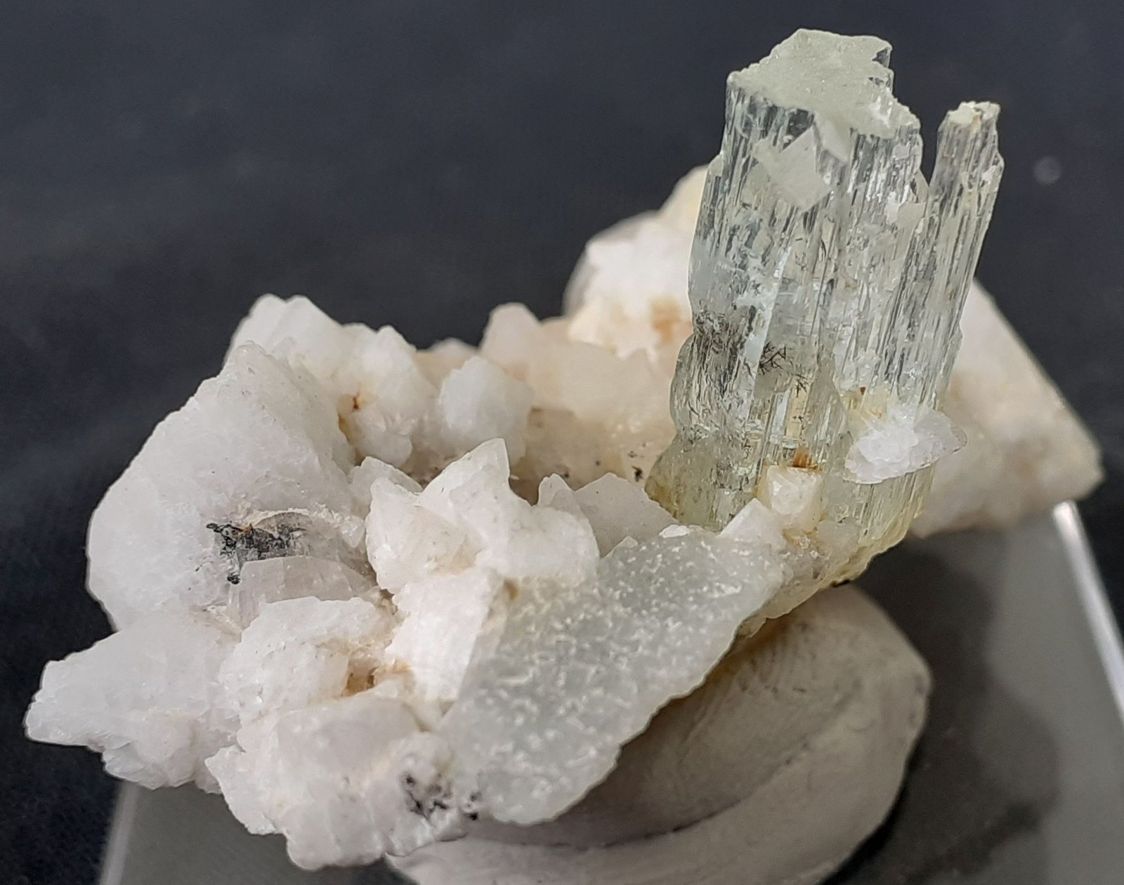 Beryl (variety aquamarine), Albite, Quartz
5 x 3 cm
(Autor: Volkmar Stingl)