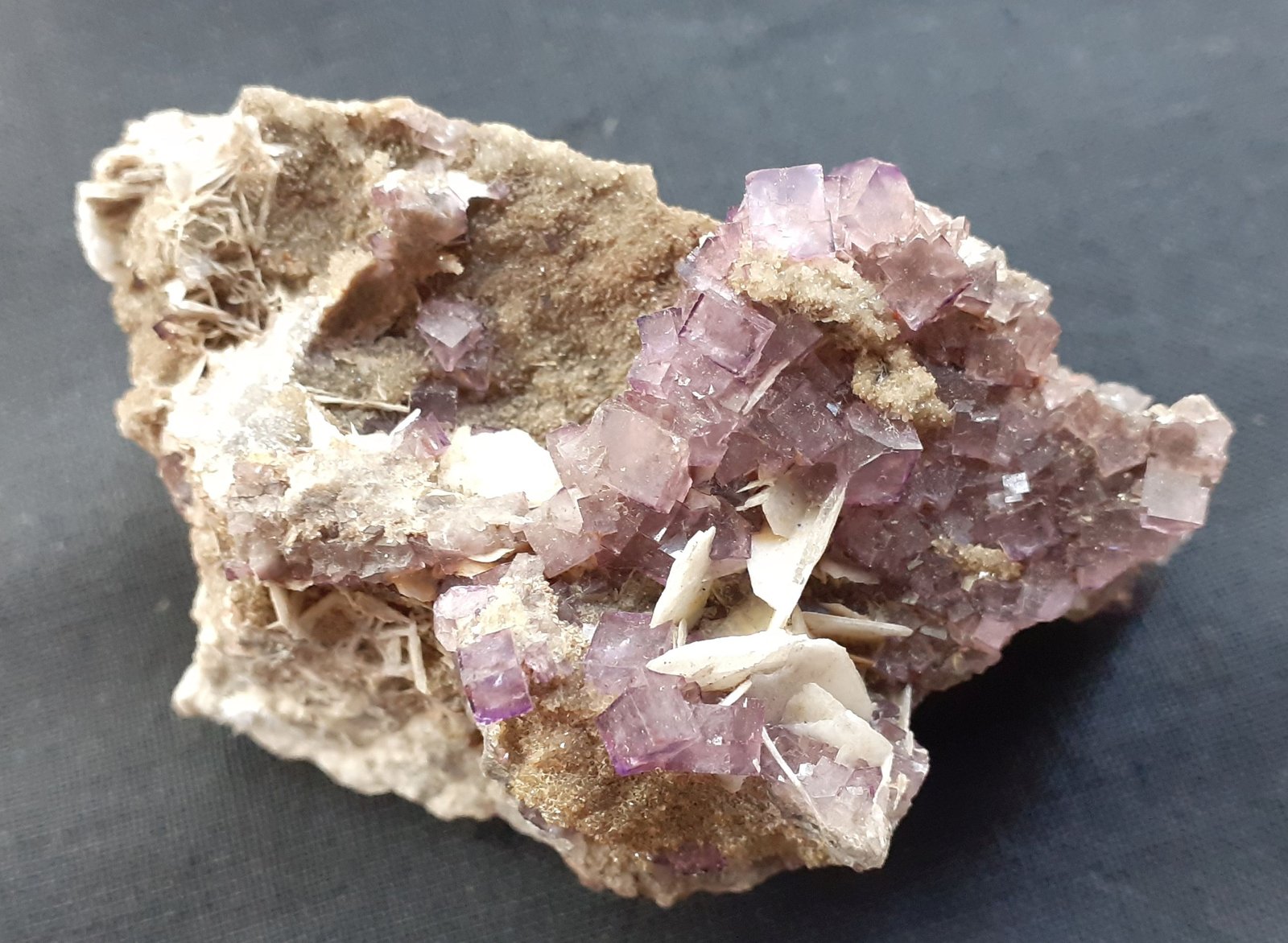 Fluorite, Baryte
6 x 3 cm
(Autor: Volkmar Stingl)