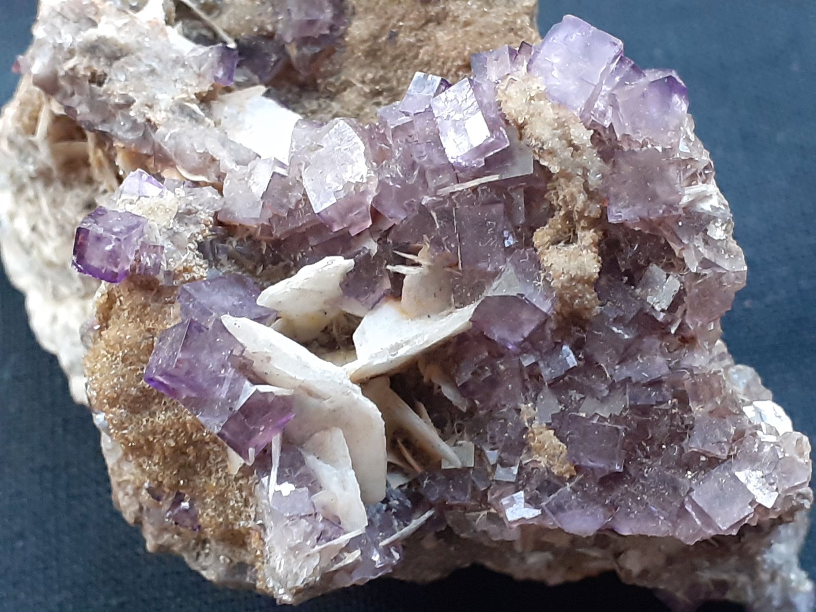 Fluorite, Baryte
6 x 3 cm
(Autor: Volkmar Stingl)