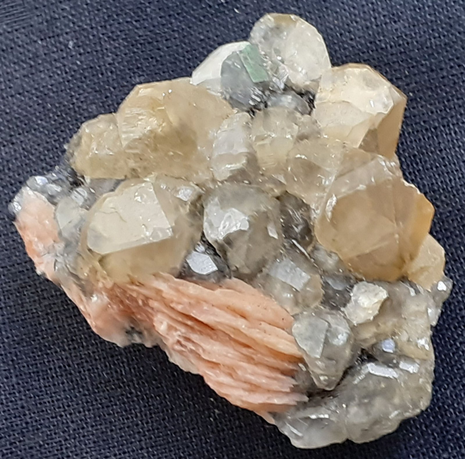 Cerussite, Barite
3 x 3 cm
(Autor: Volkmar Stingl)