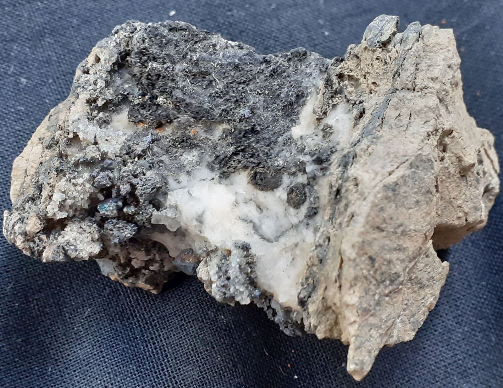 Acanthite, Silver, Arsenic
4,5 x 3 cm
(Autor: Volkmar Stingl)
