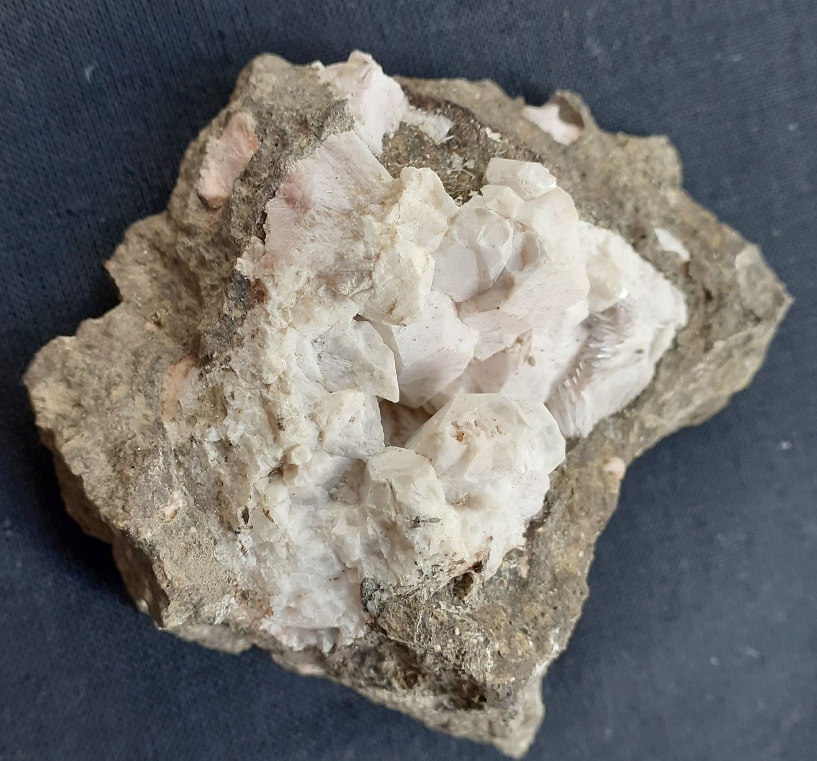 Analcime, Natrolite
5 x 5 cm
(Autor: Volkmar Stingl)