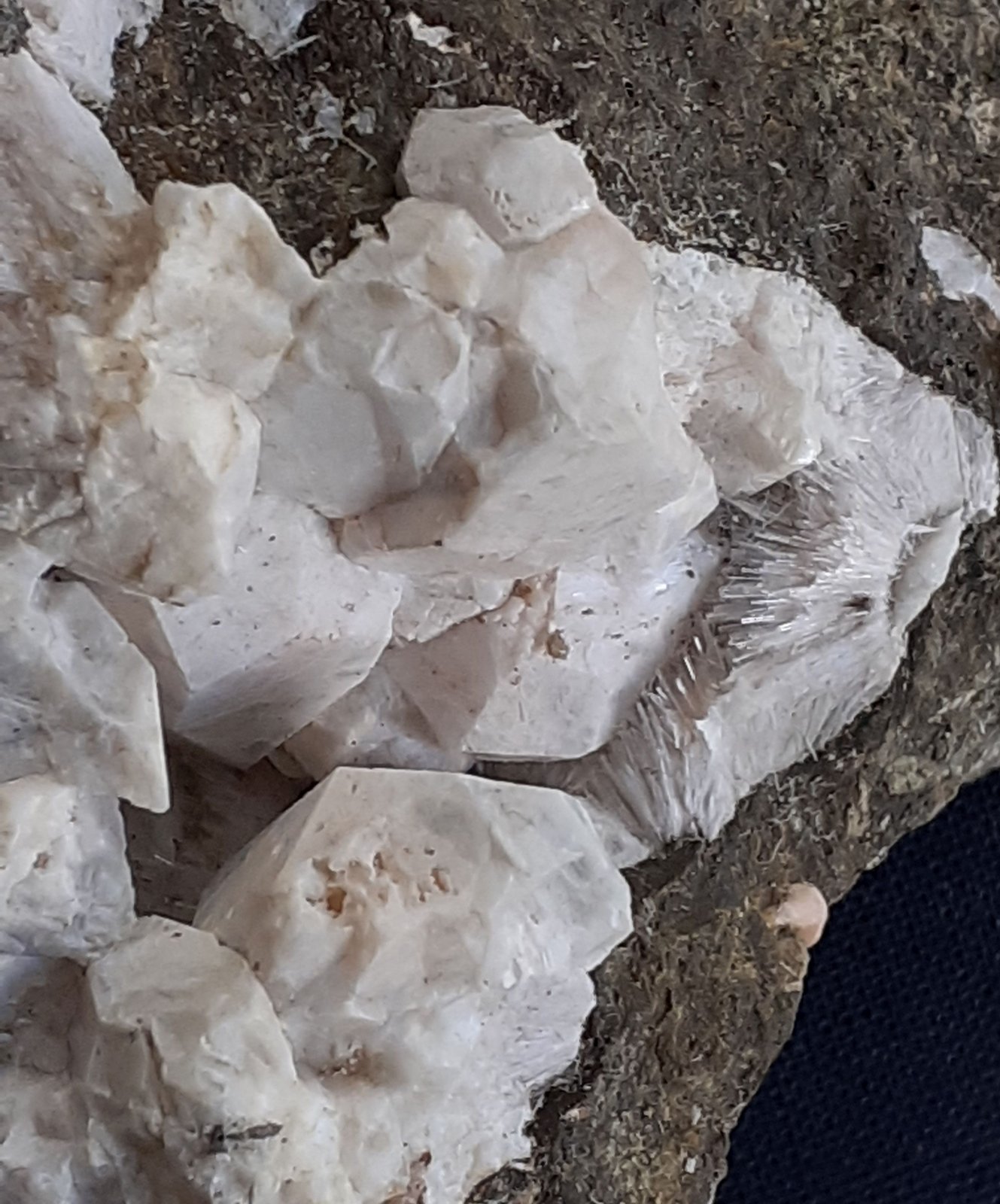 Analcime, Natrolite
5 x 5 cm
(Autor: Volkmar Stingl)