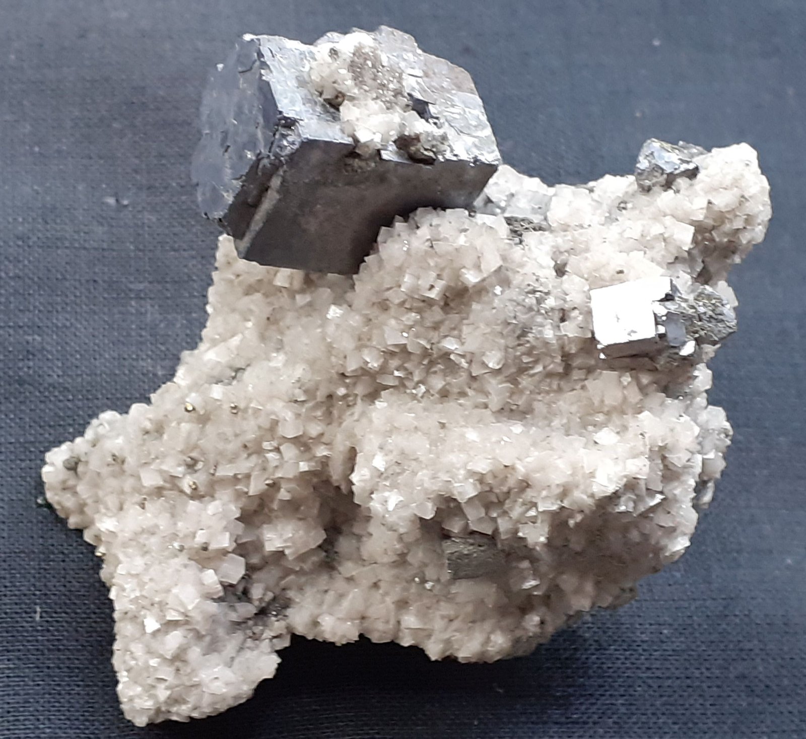 Galena, Dolomite
5,5 x 4 cm
(Autor: Volkmar Stingl)