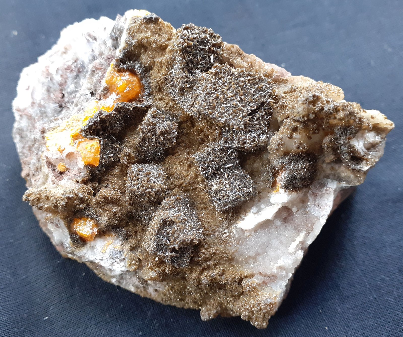 Wulfenite,Vanadinite
7,5 x 4,5 cm
(Autor: Volkmar Stingl)