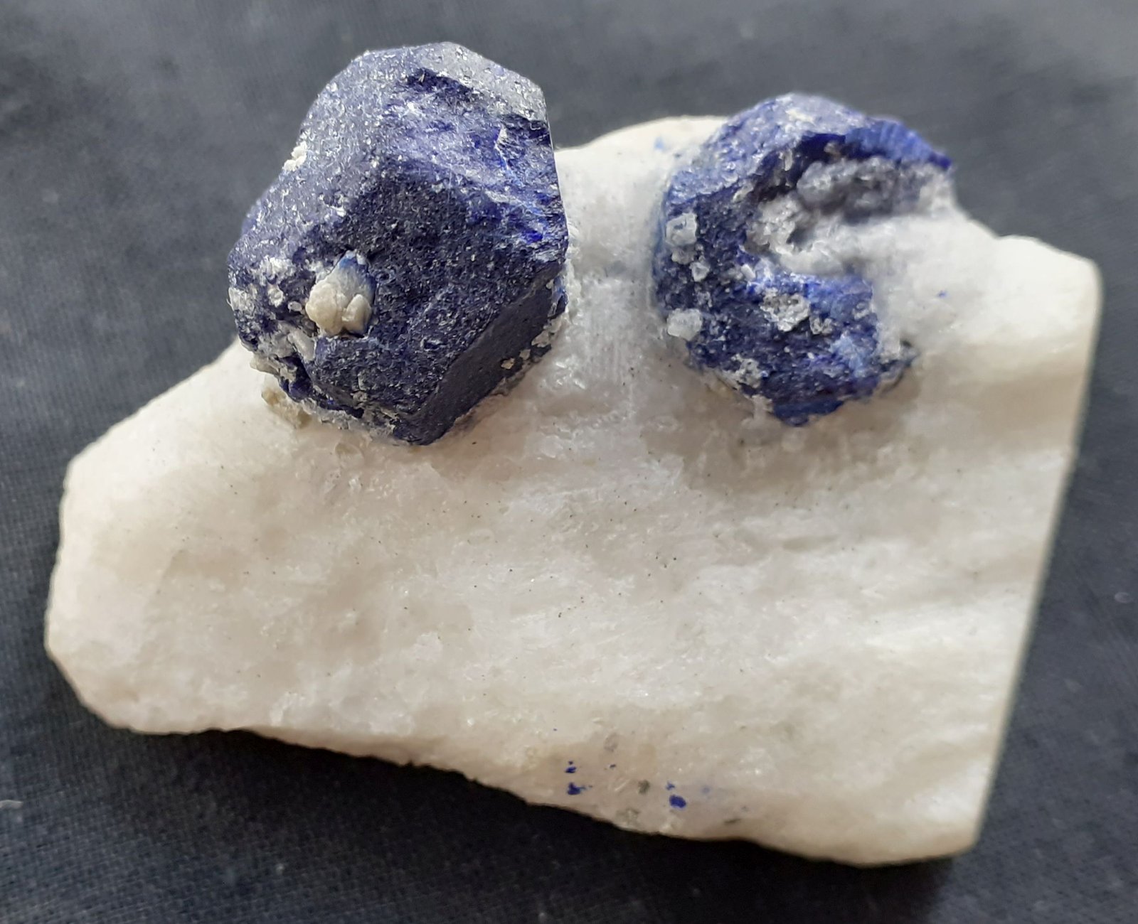 Lazurite on Calcite
5,5 x 3,5 cm
(Autor: Volkmar Stingl)