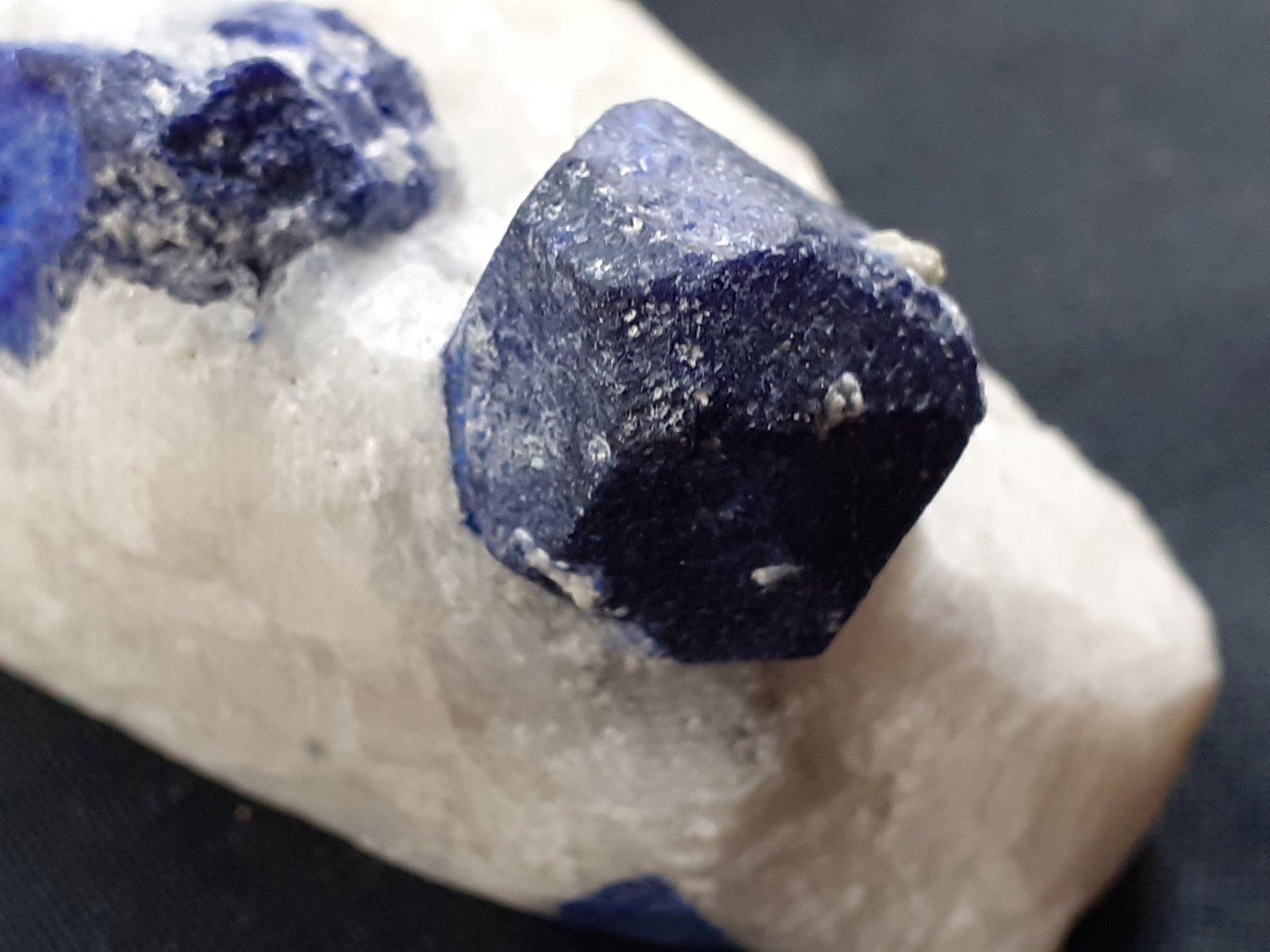 Lazurite on Calcite
5,5 x 3,5 cm
(Autor: Volkmar Stingl)