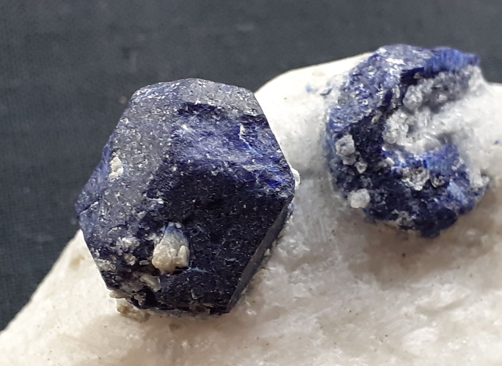 Lazurite on Calcite
5,5 x 3,5 cm
(Autor: Volkmar Stingl)