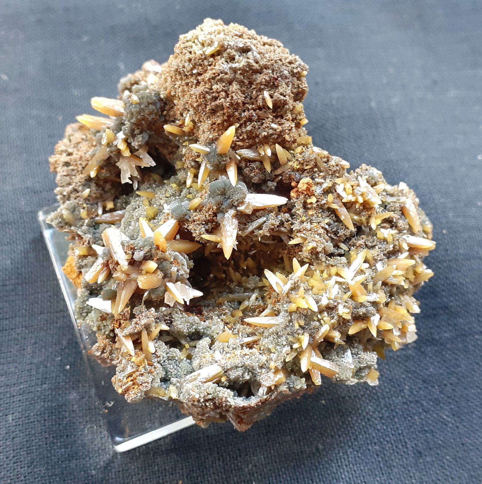 Wulfenite, Mimetite
4,5 x 4 cm
(Autor: Volkmar Stingl)