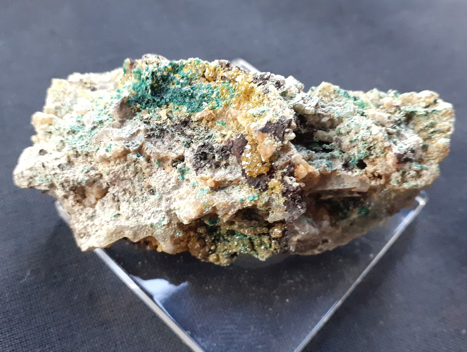 Wulfenite, Malachite
5,5 x 2,5 cm
(Autor: Volkmar Stingl)