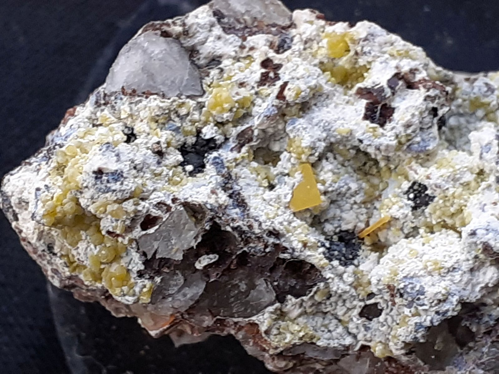 Wulfenite, Mimetite
3,5 x 1,5 cm
(Autor: Volkmar Stingl)