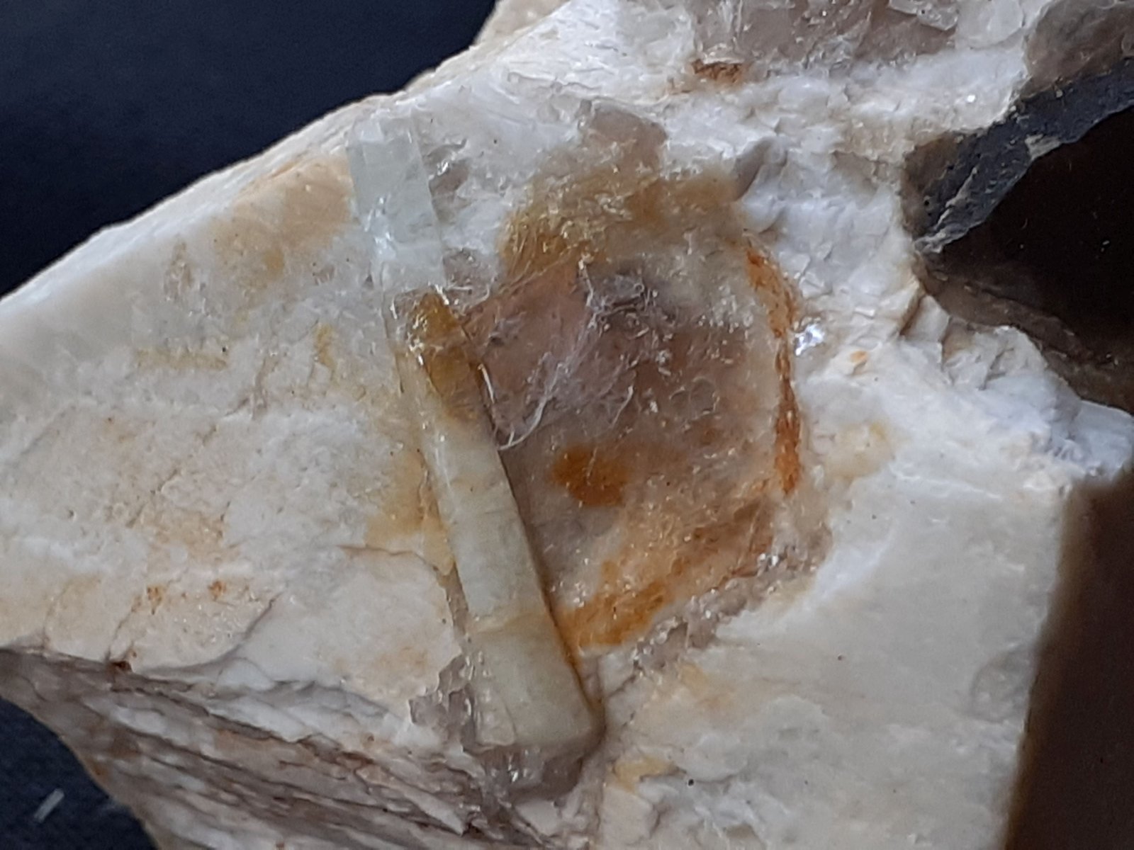 Beryl, Muscovite, Microcline
5 x 4,5 cm
(Autor: Volkmar Stingl)