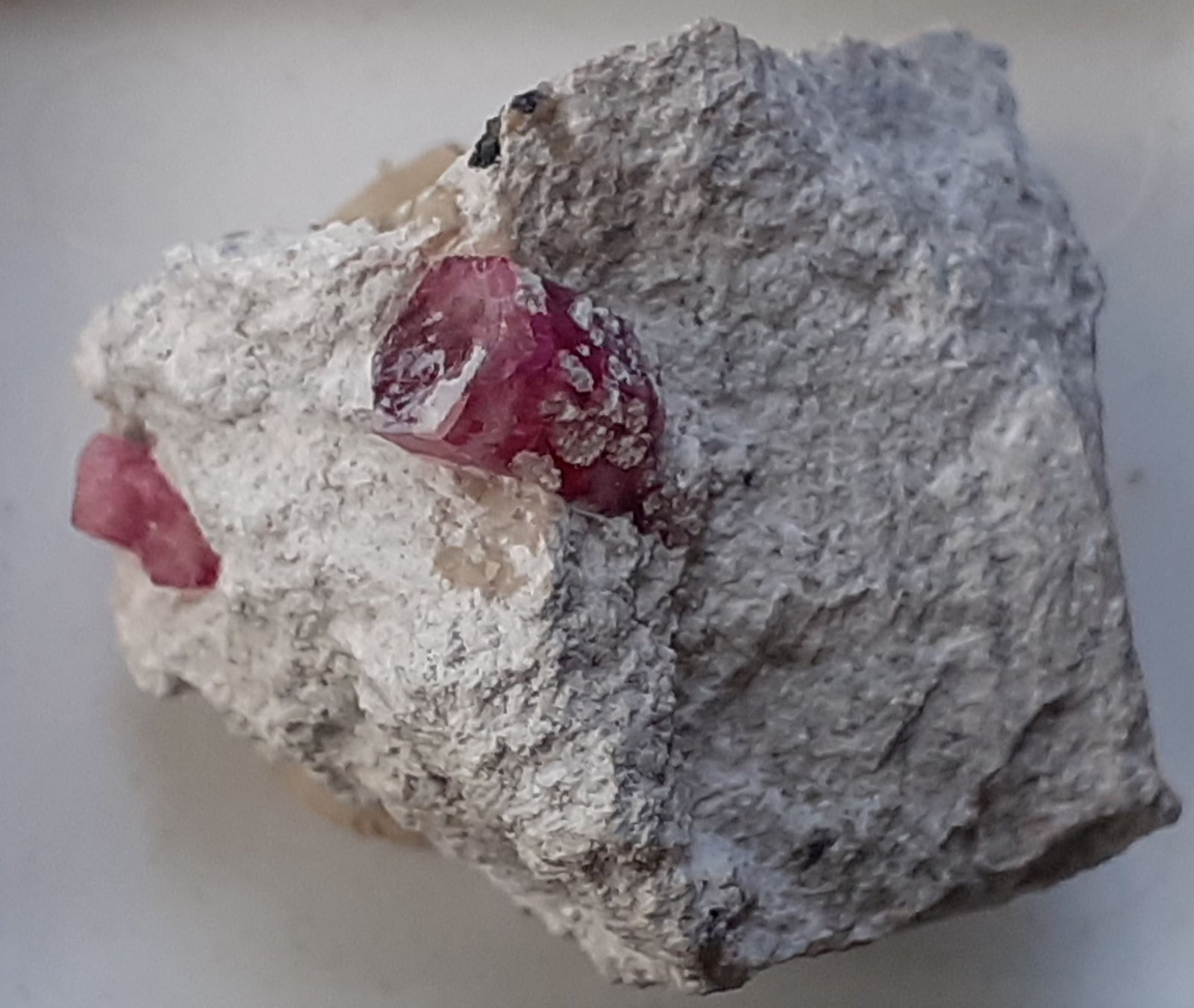 Beryl (variety red beryl)
2,5 x 2 cm
(Autor: Volkmar Stingl)