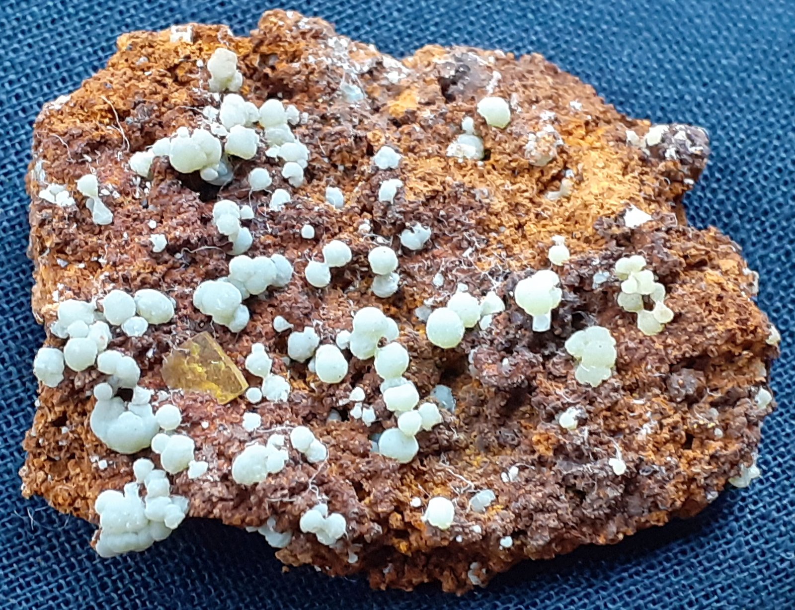 Wulfenite, Mimetite
3,5 x 2,5 cm
(Autor: Volkmar Stingl)