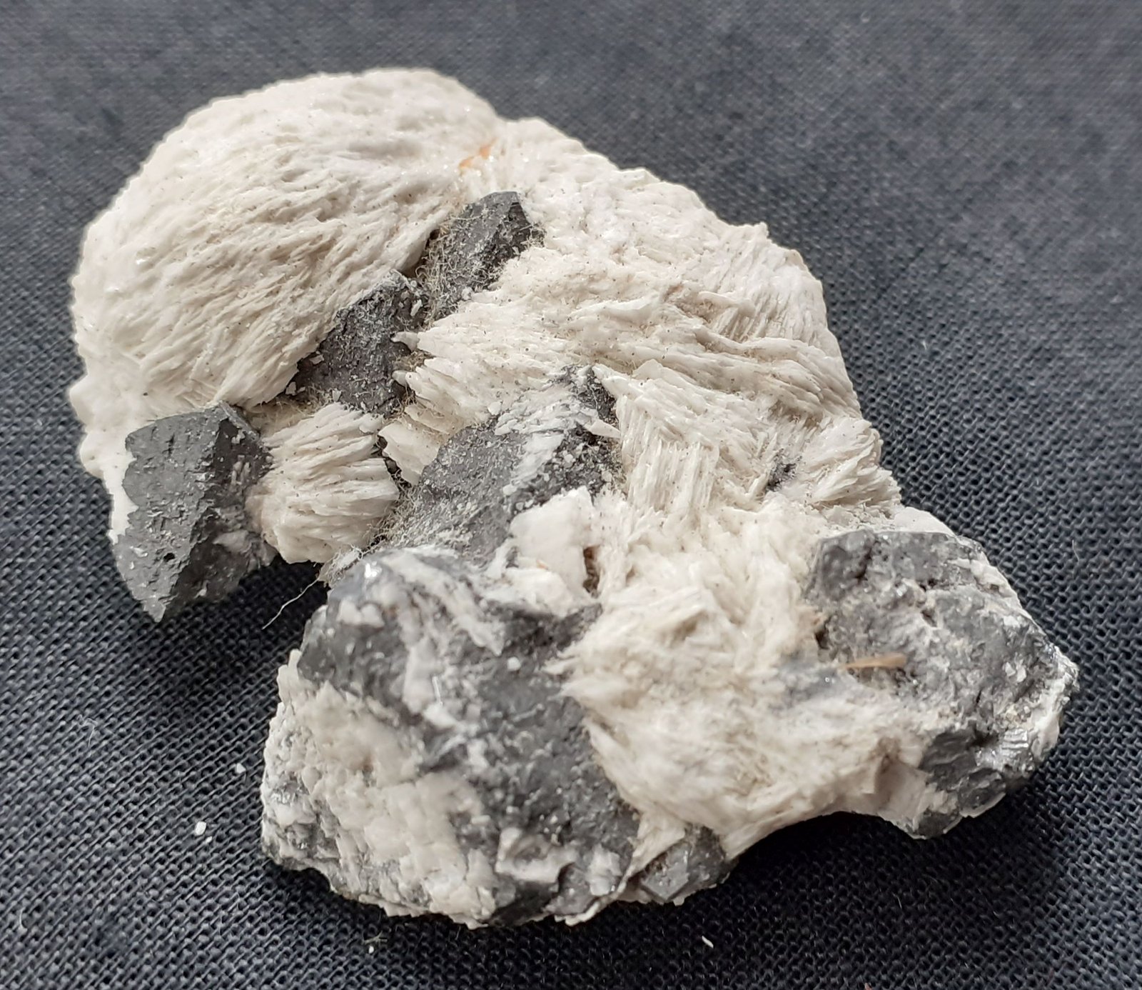 Tetraedrite, Barite
4 x 3 cm
(Autor: Volkmar Stingl)