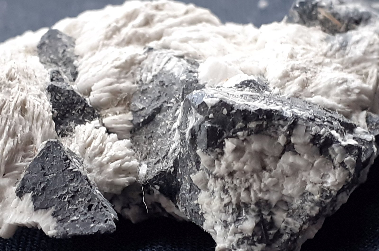 Tetraedrite, Barite
4 x 3 cm
(Autor: Volkmar Stingl)