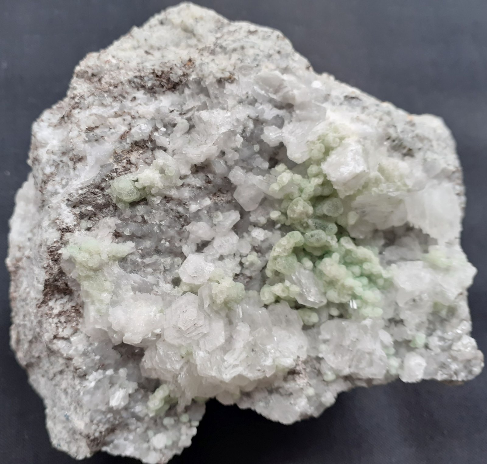 Fluorite, Calcite
8 x 7 cm
(Autor: Volkmar Stingl)