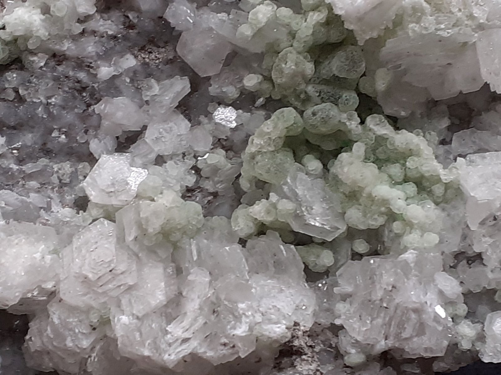 Fluorite, Calcite
8 x 7 cm
(Autor: Volkmar Stingl)
