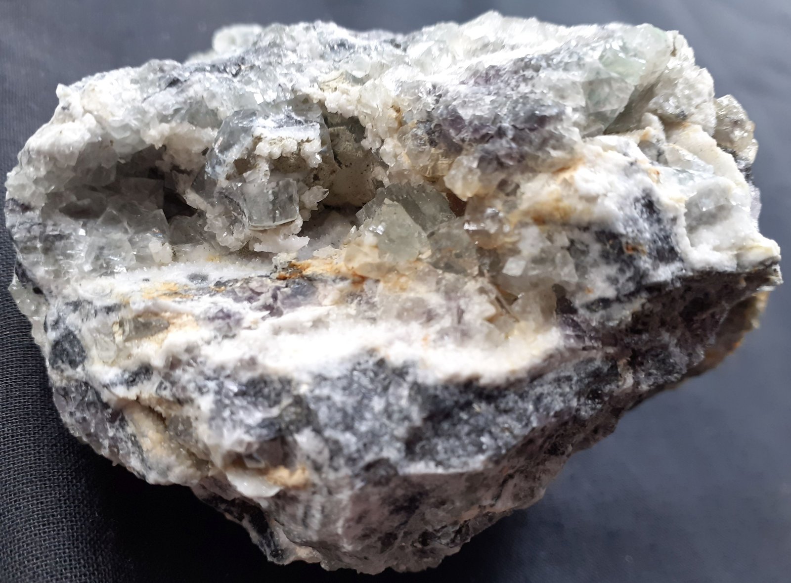 Fluorite, Quartz (variety chalcedony)
7 x 5 cm
(Autor: Volkmar Stingl)