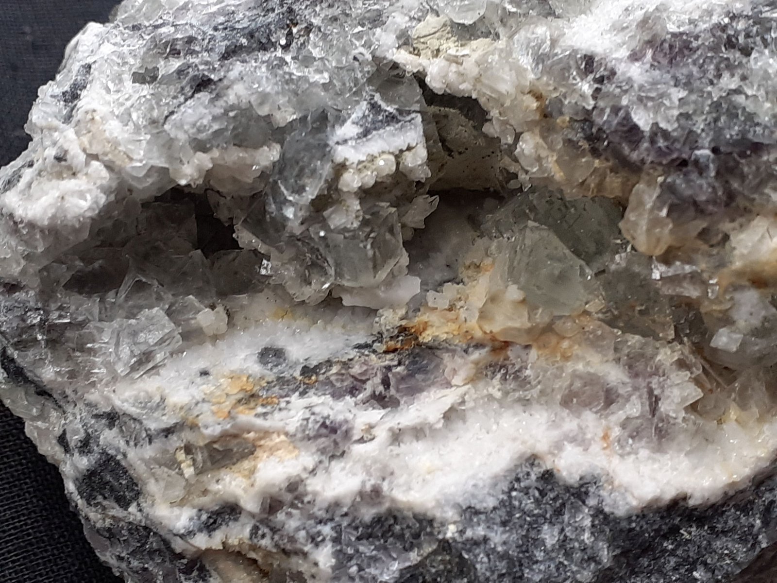 Fluorite, Quartz (variety chalcedony)
7 x 5 cm
(Autor: Volkmar Stingl)