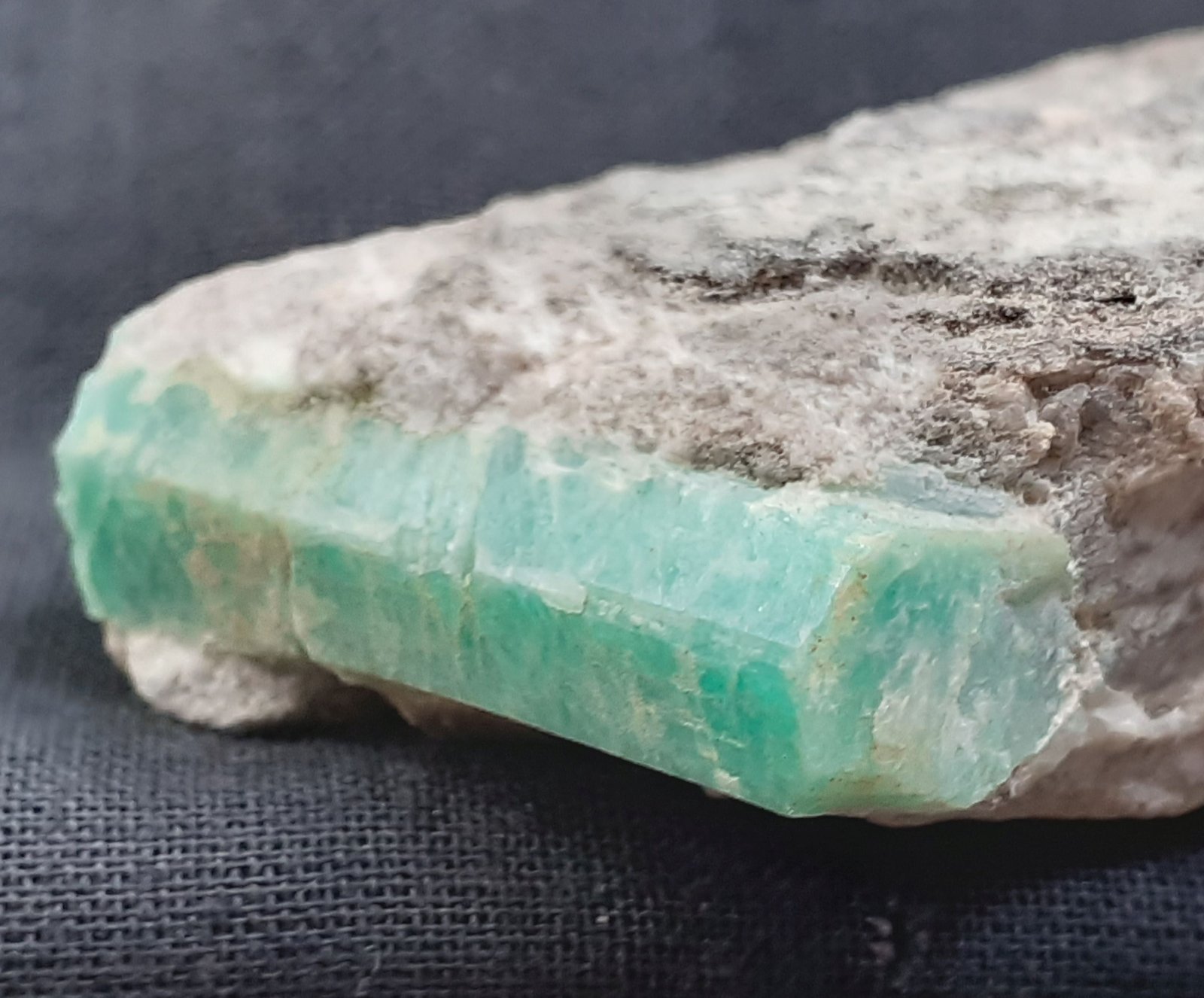 Beryl (variety emerald)
8 x 2,5 cm
(Autor: Volkmar Stingl)